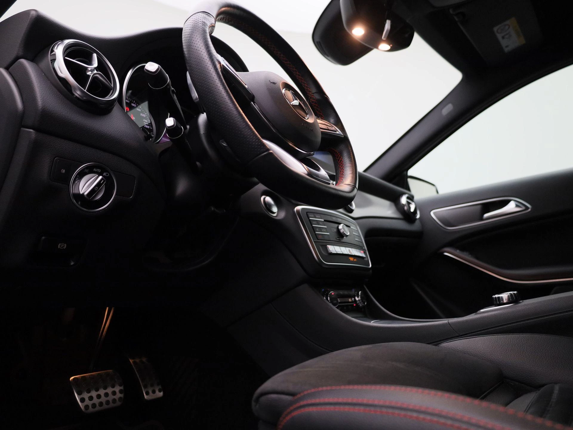 Mercedes-Benz-GLA-image-35