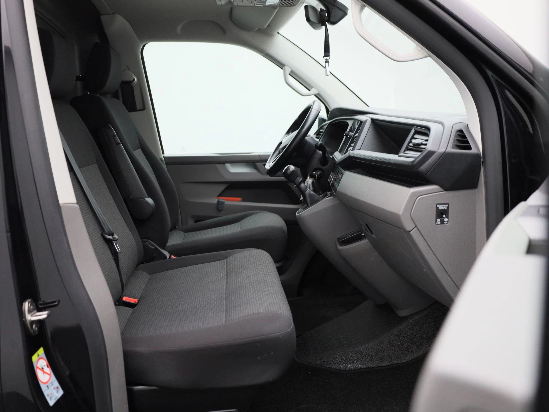 Volkswagen-Transporter-image-11