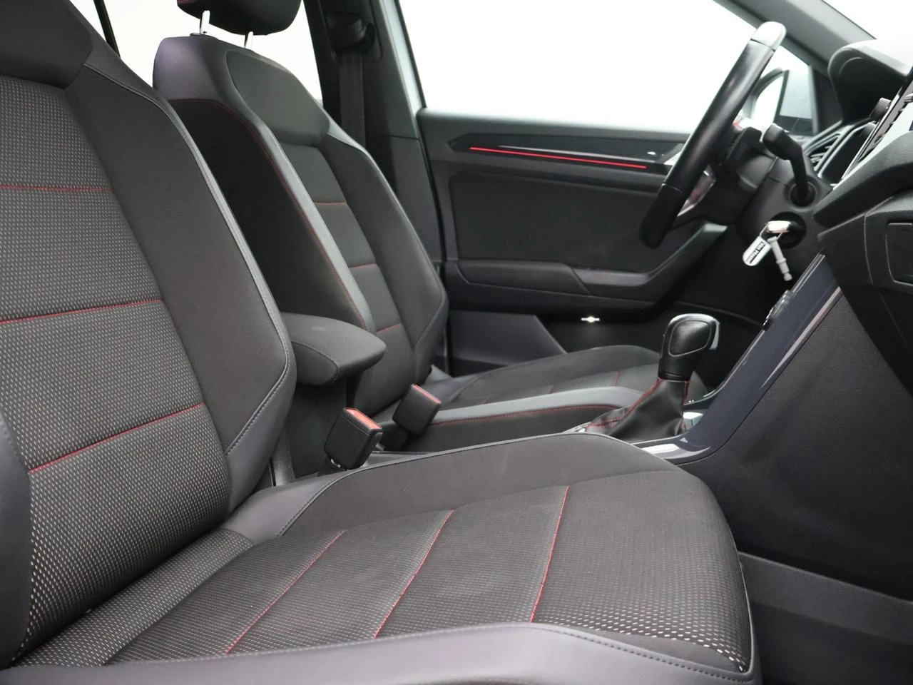 Volkswagen-T-Roc-image-6