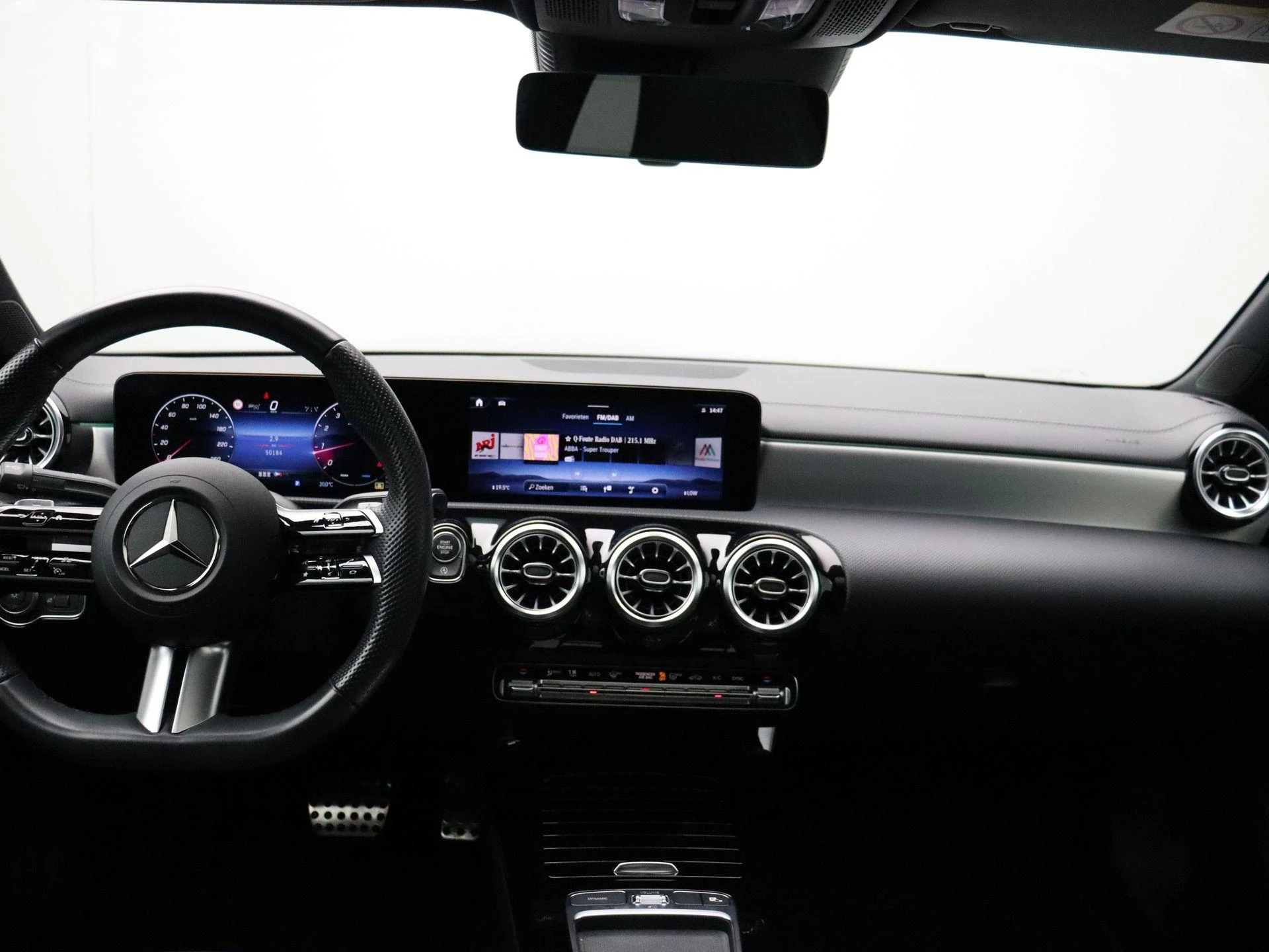 Mercedes-Benz-CLA-image-22