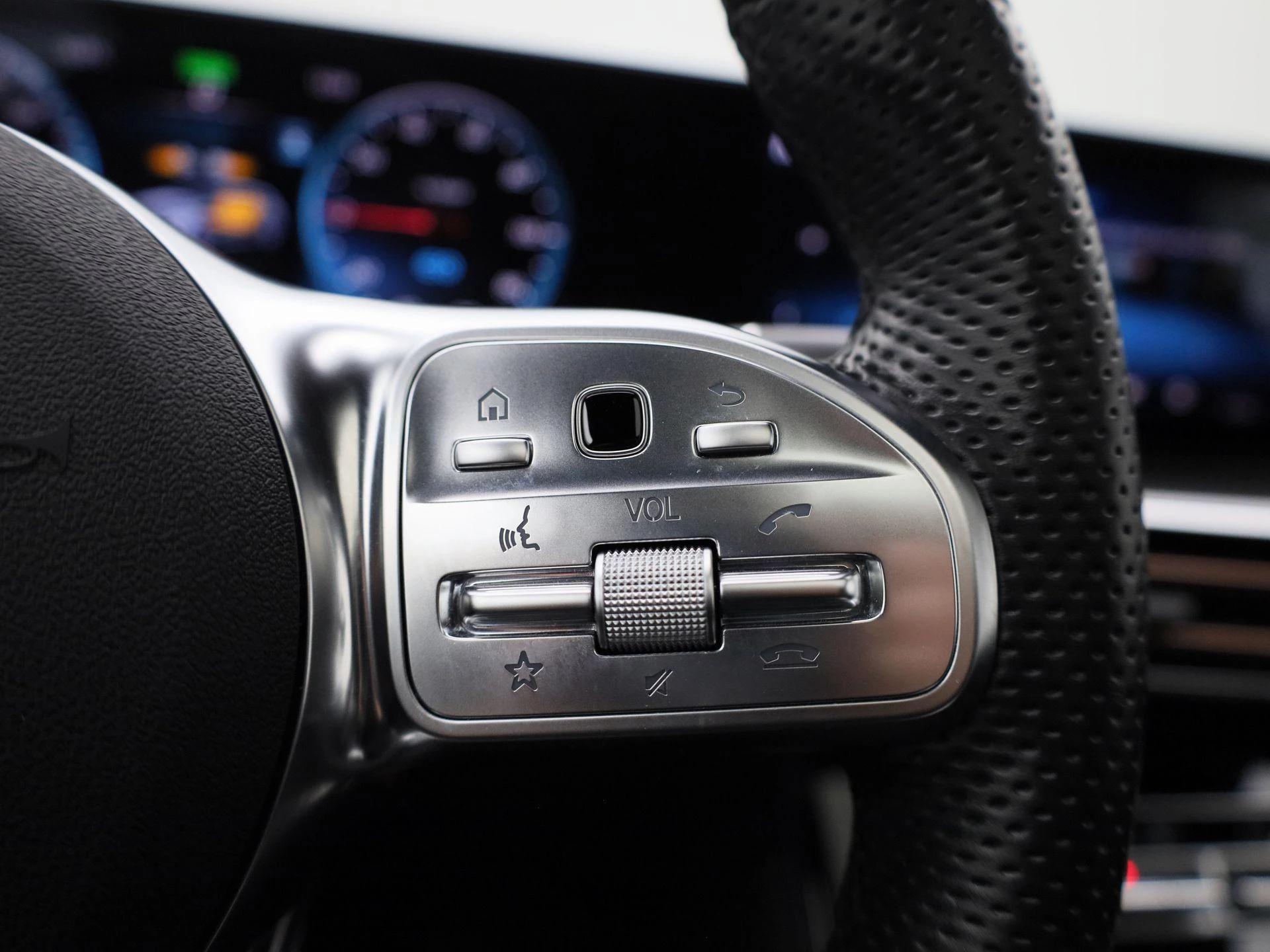 Mercedes-Benz-EQC-image-23