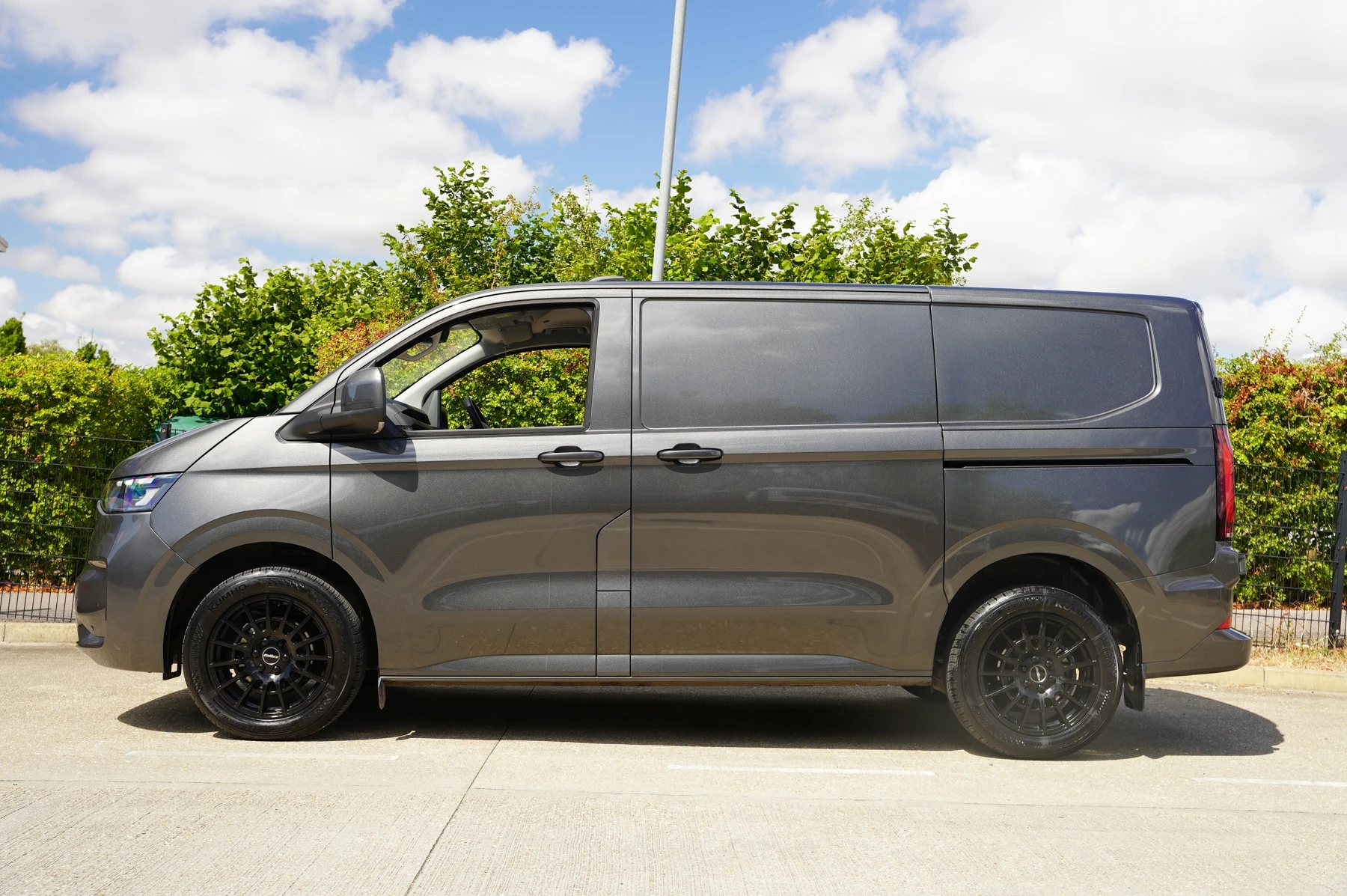 Volkswagen-Transporter-image-14