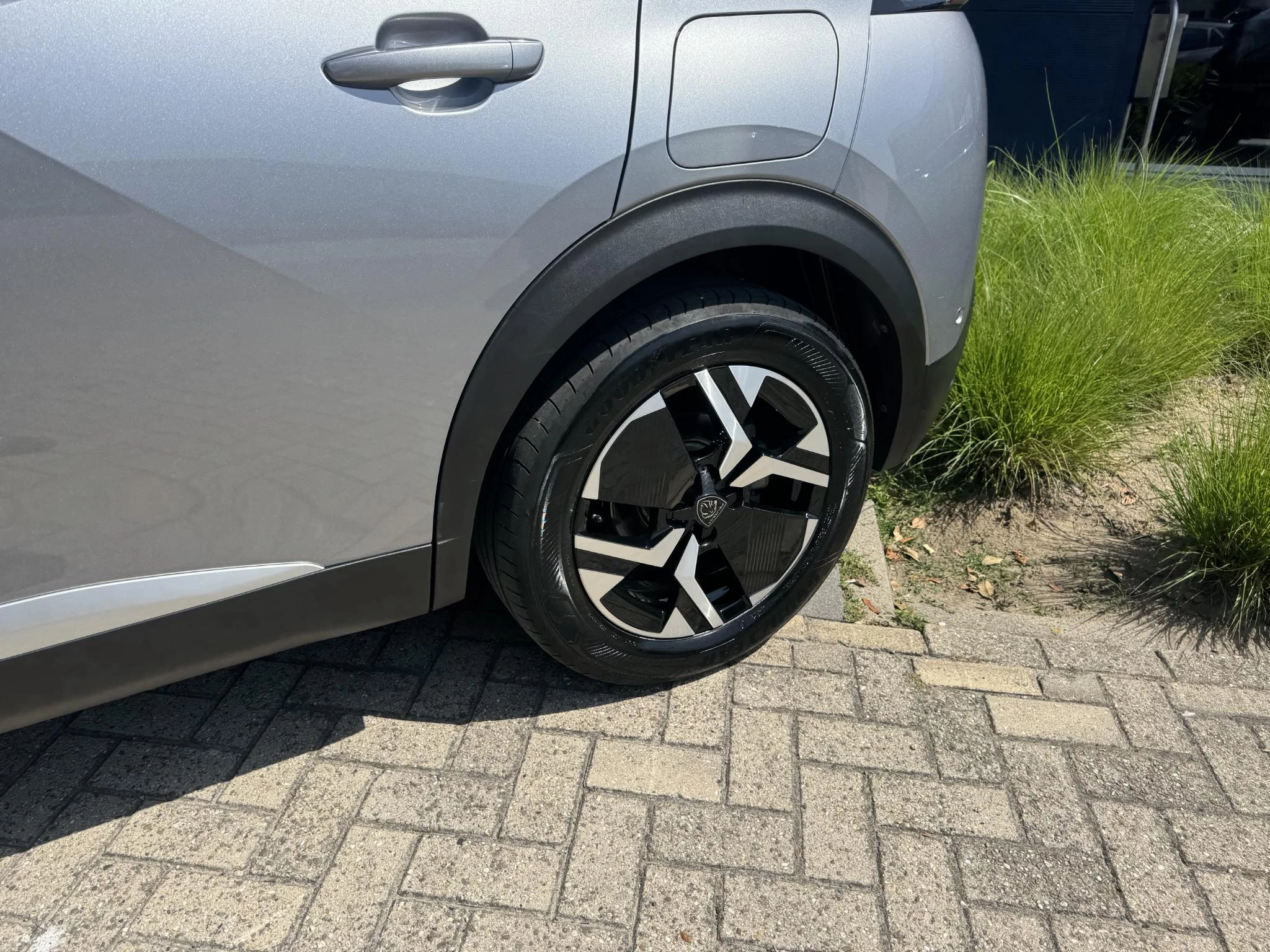 Peugeot-e-2008-image-10