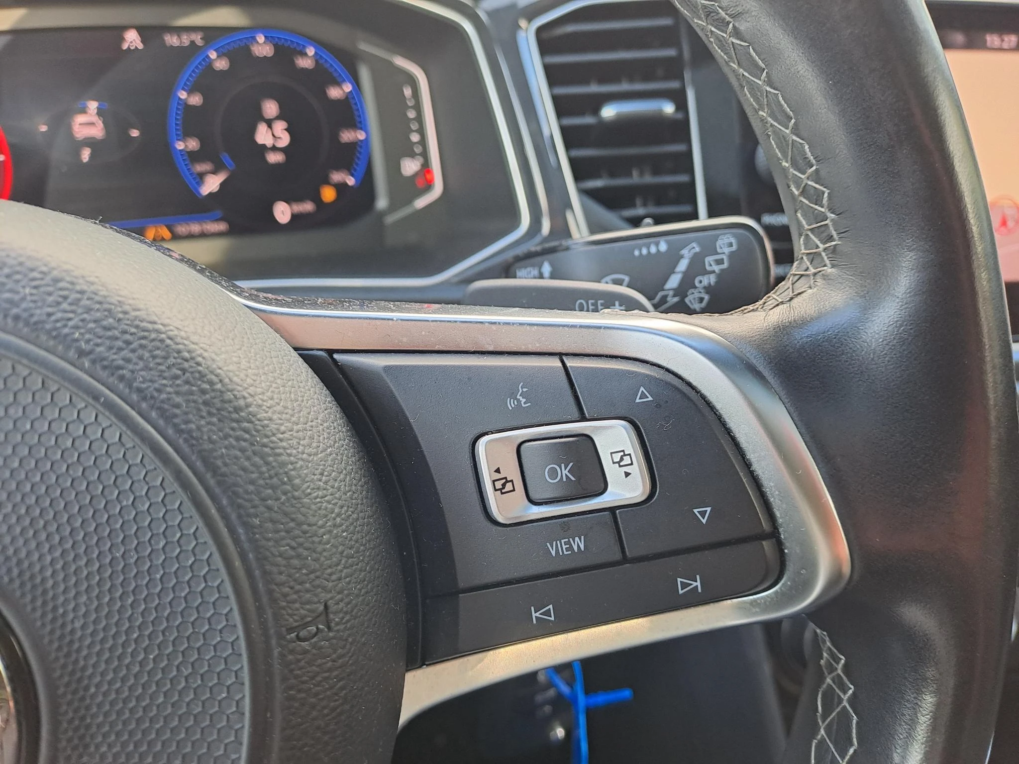 Volkswagen-T-Roc-image-10