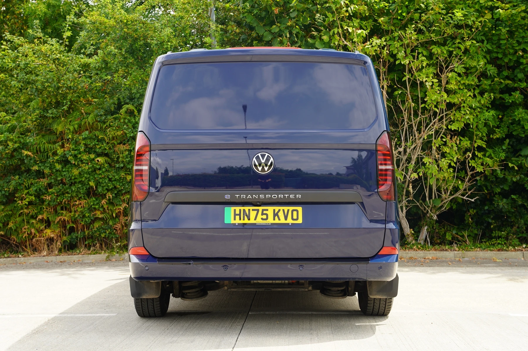 Volkswagen-Transporter-image-11