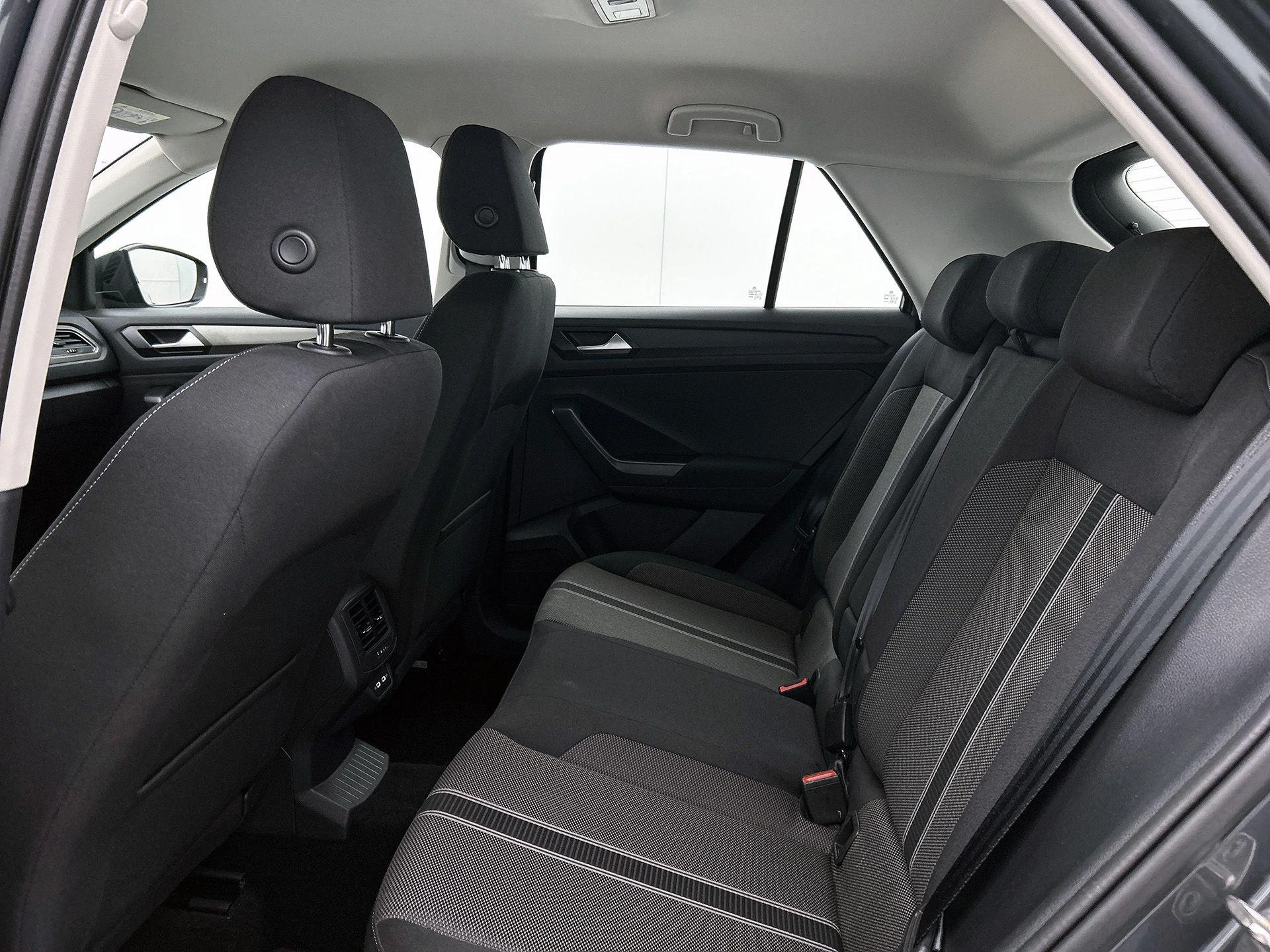 Volkswagen-T-Roc-image-25