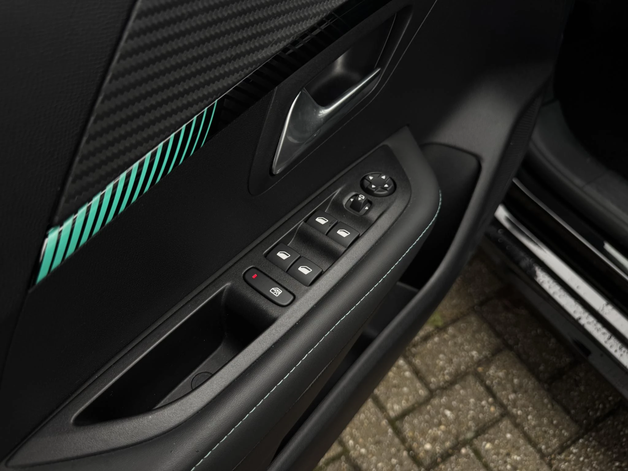 Peugeot-e-208-image-11