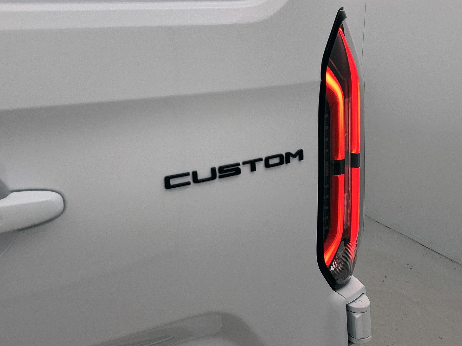 Ford Transit Custom 340 L2H1 Limited 65 kWh