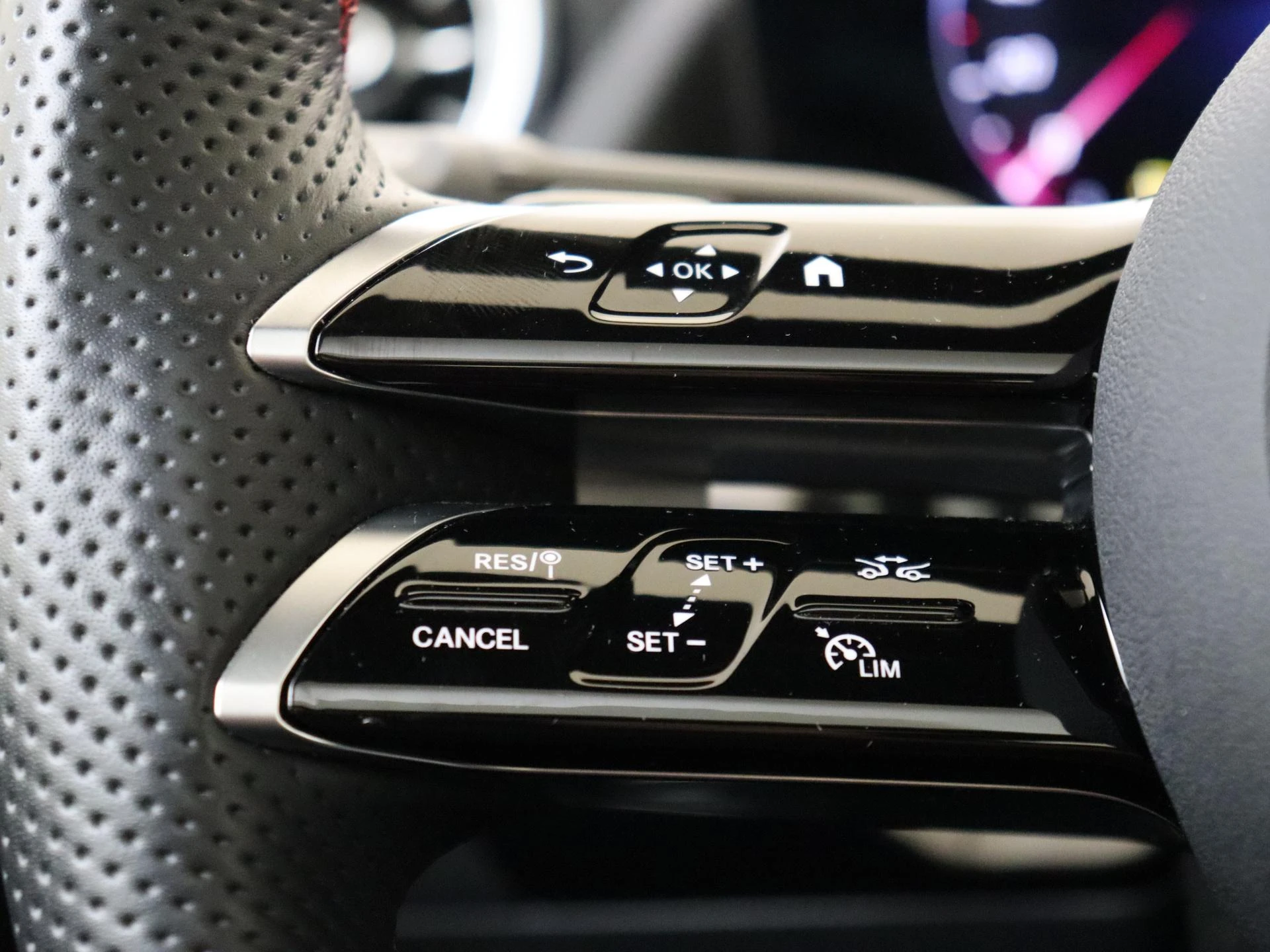 Mercedes-Benz-B-Klasse-image-11