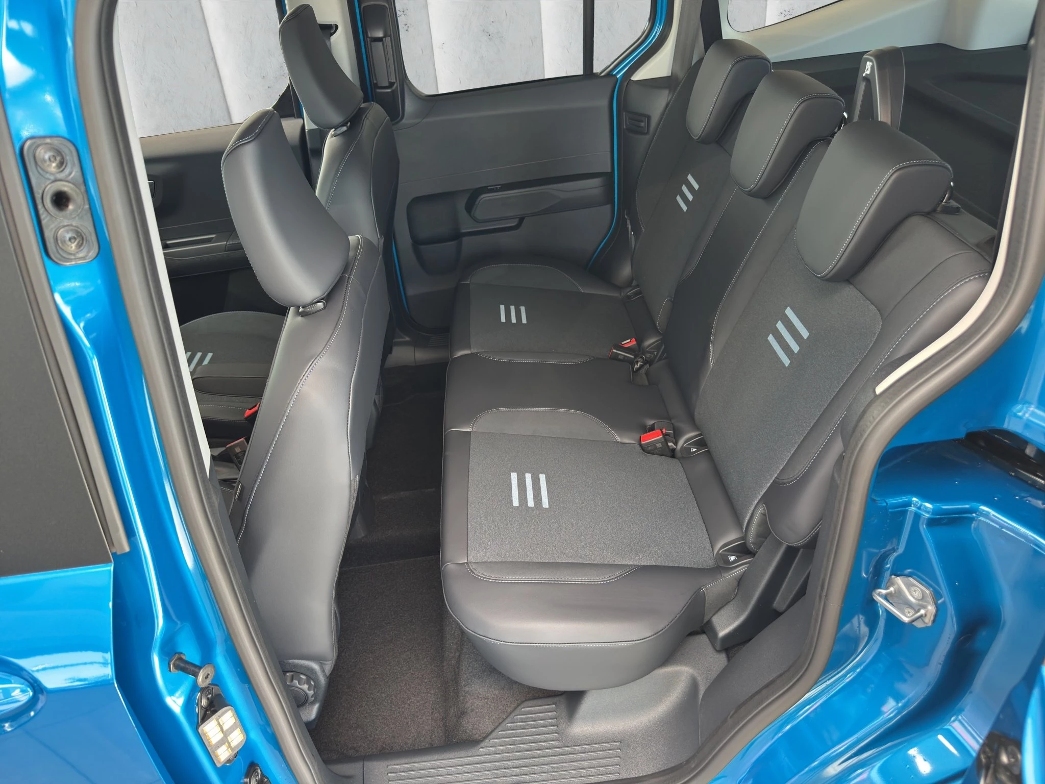 Ford Tourneo Courier Active 1.0 EcoBoost 92 kW Auto Kompaktvan. 5-türig