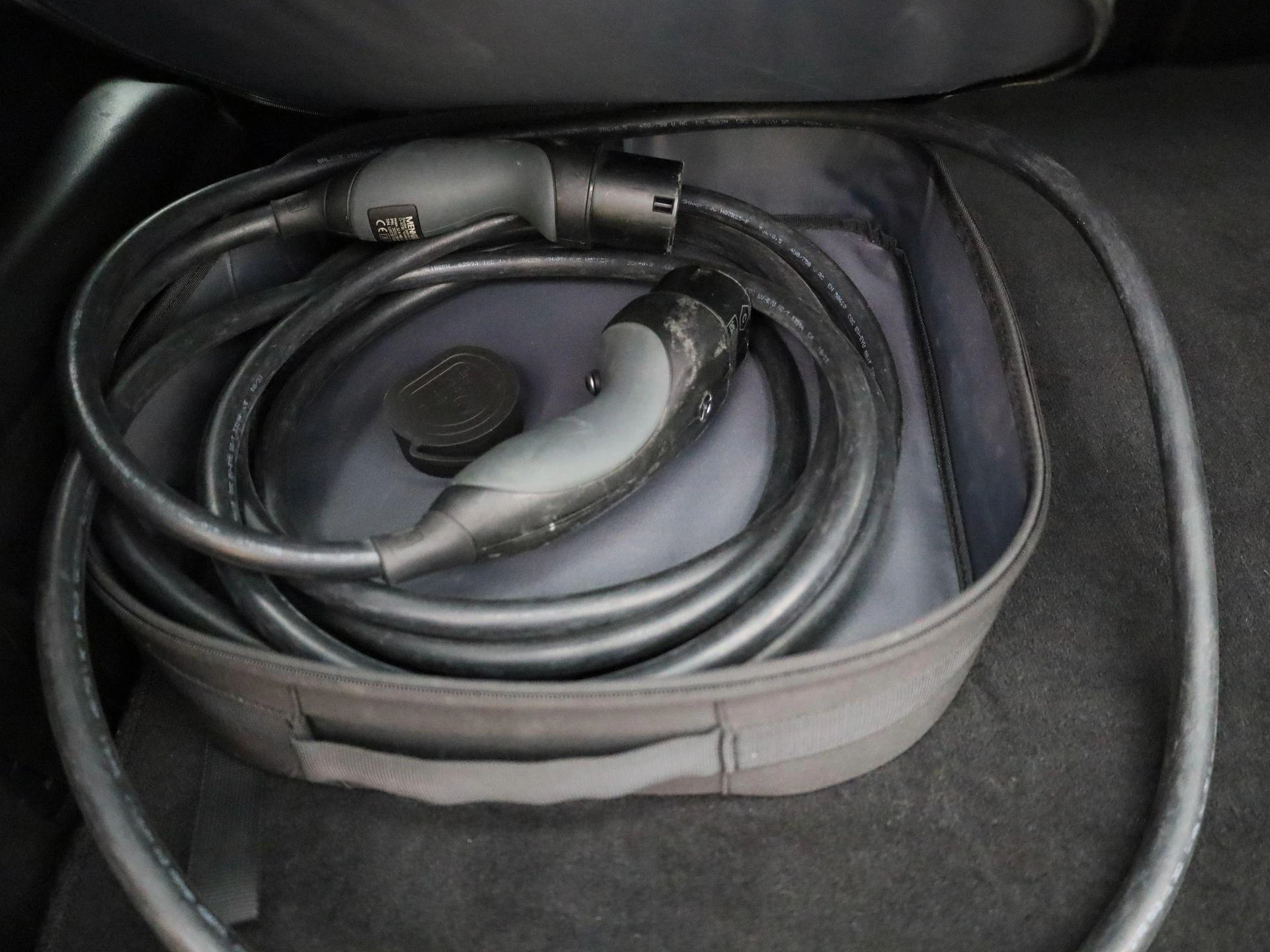 Mercedes-Benz-EQB-image-12