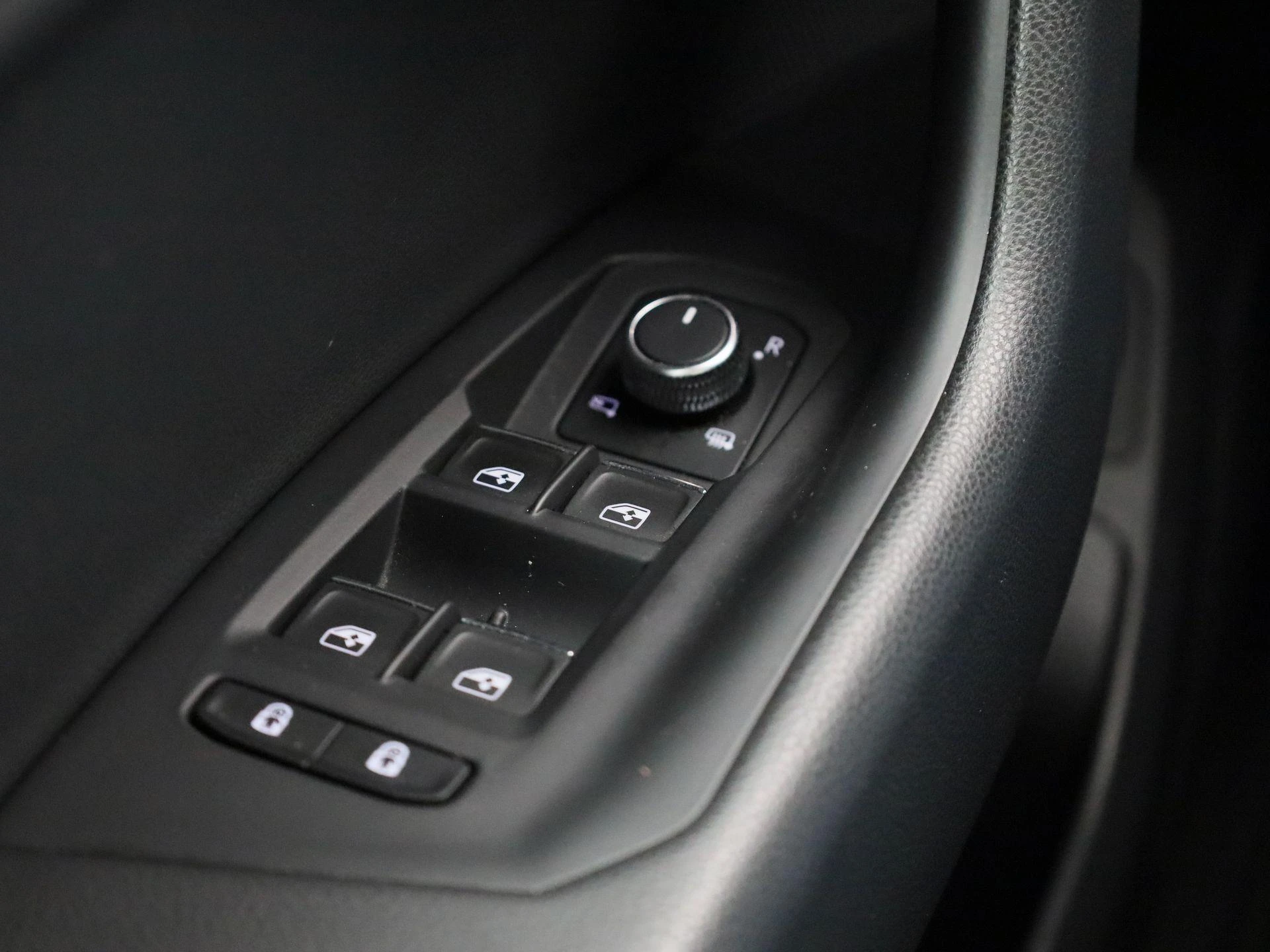 Volkswagen-Touareg-image-37