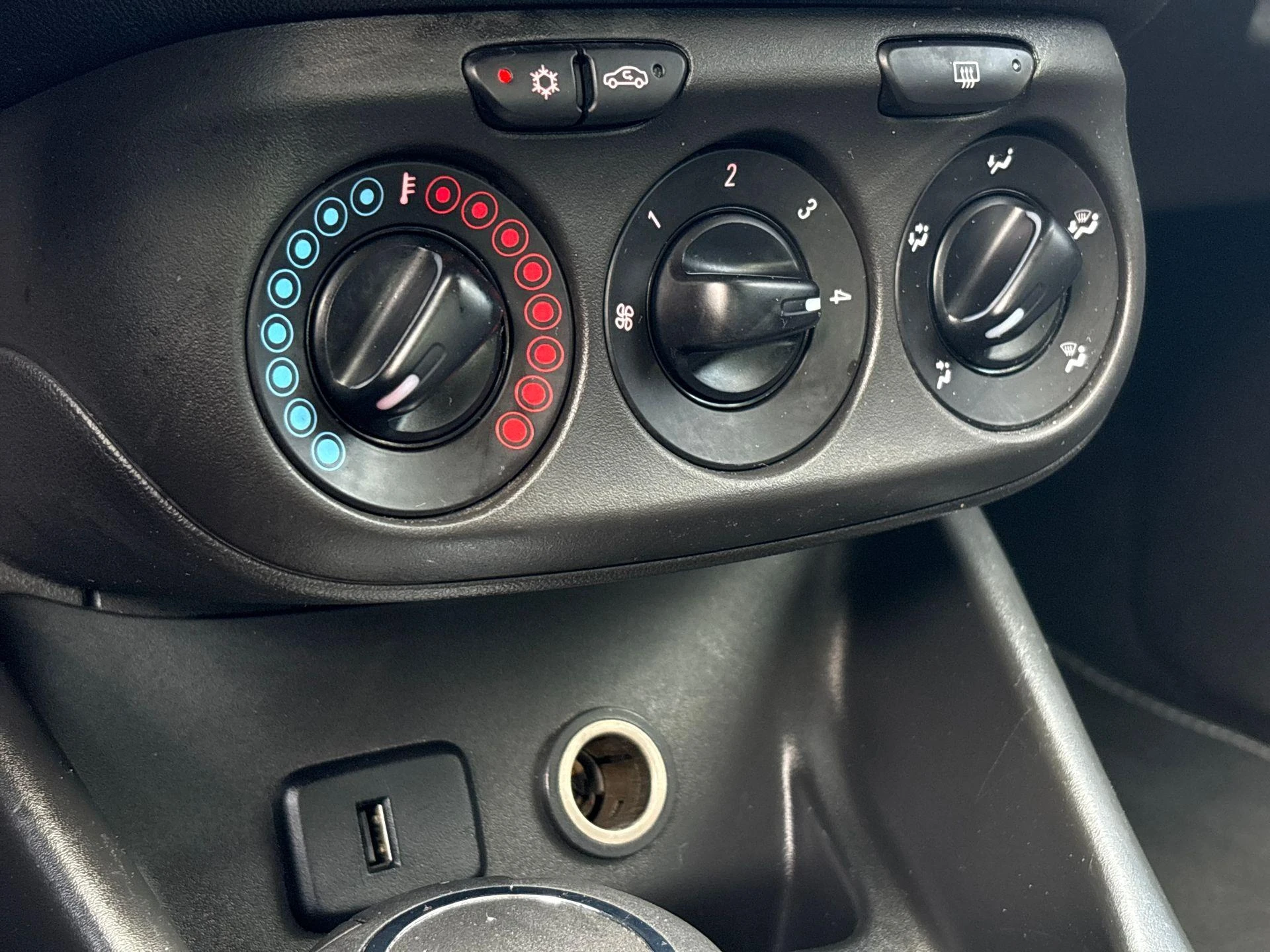 Opel Corsa 1.4 Color Edition