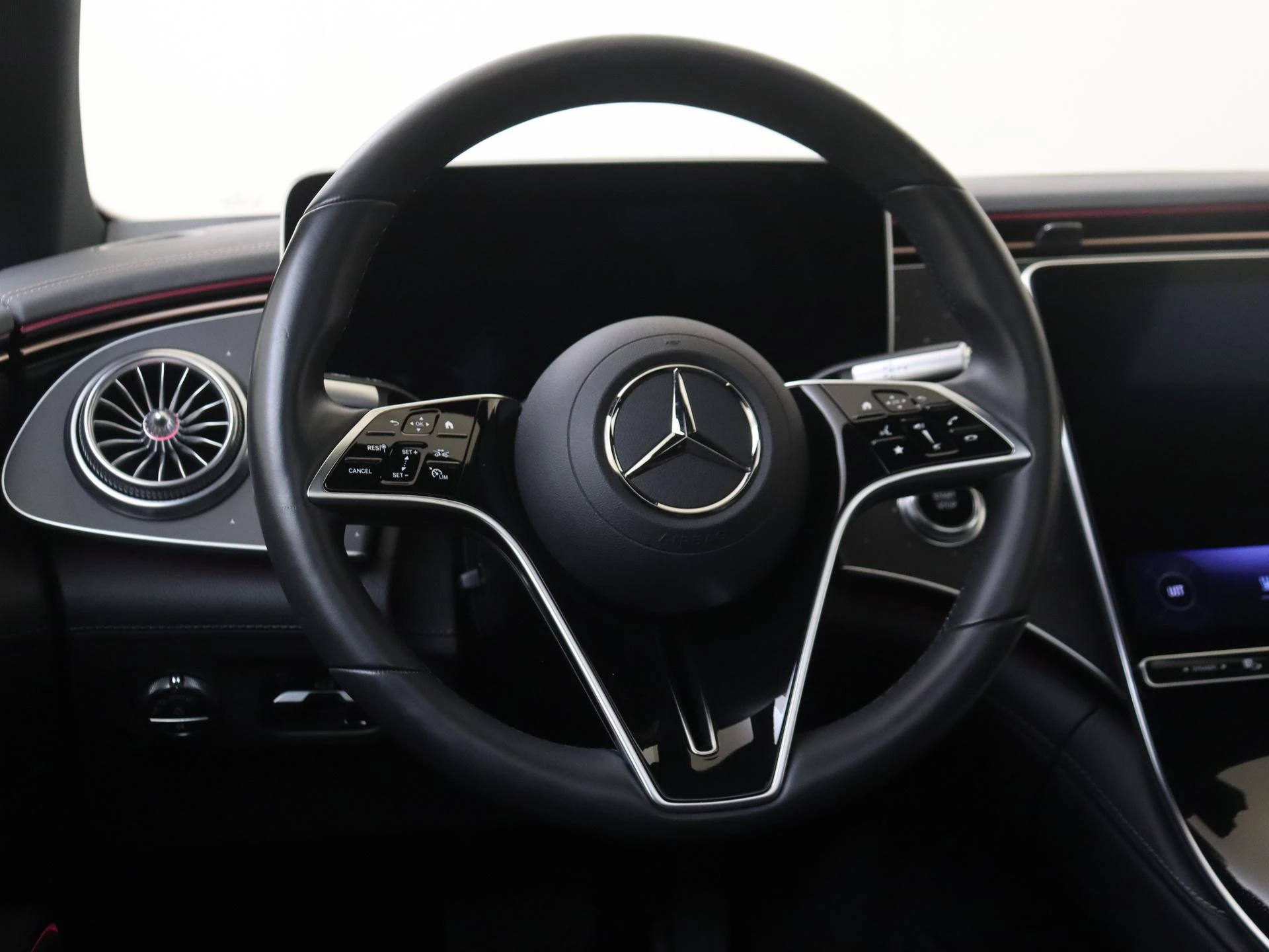 Mercedes-Benz-EQS-image-9