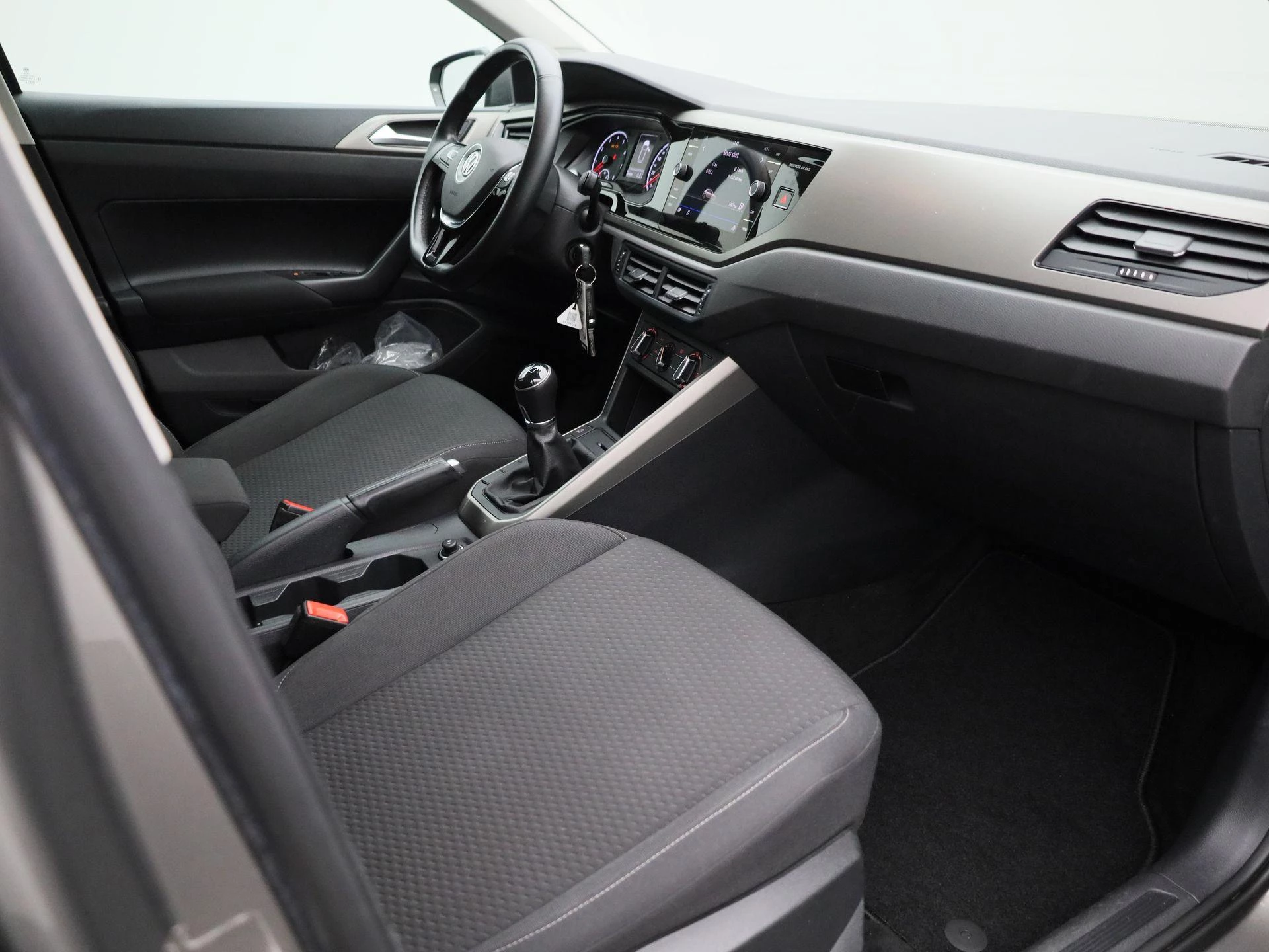 Volkswagen-Polo-image-31