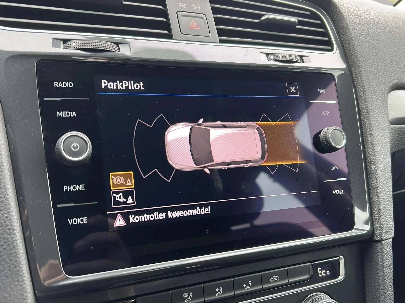 Volkswagen-e-Golf-image-21