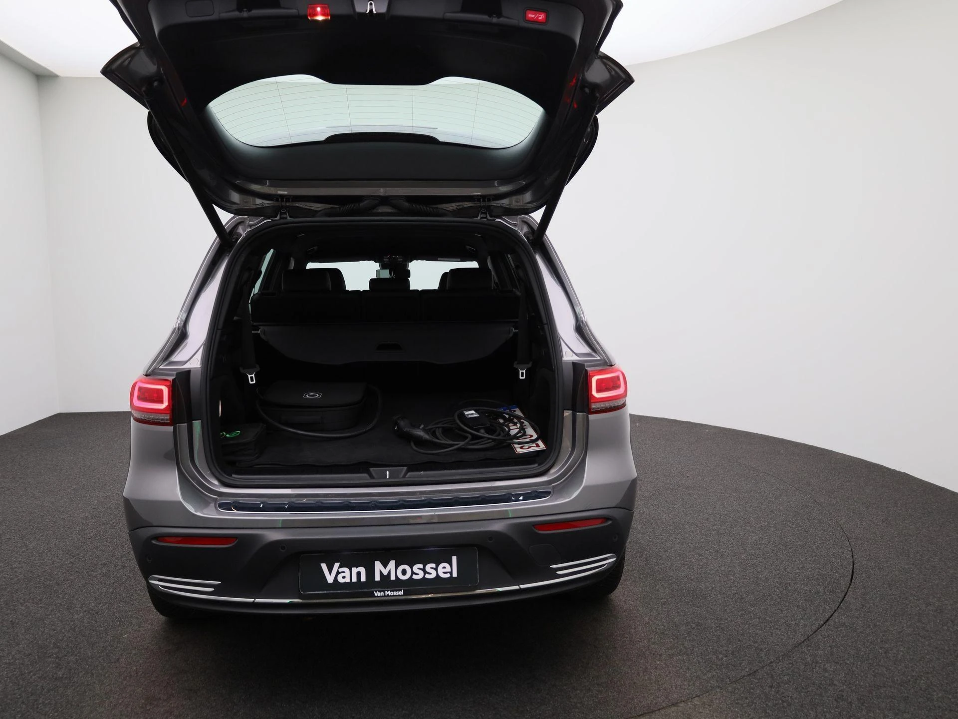 Mercedes-Benz-EQB-image-10
