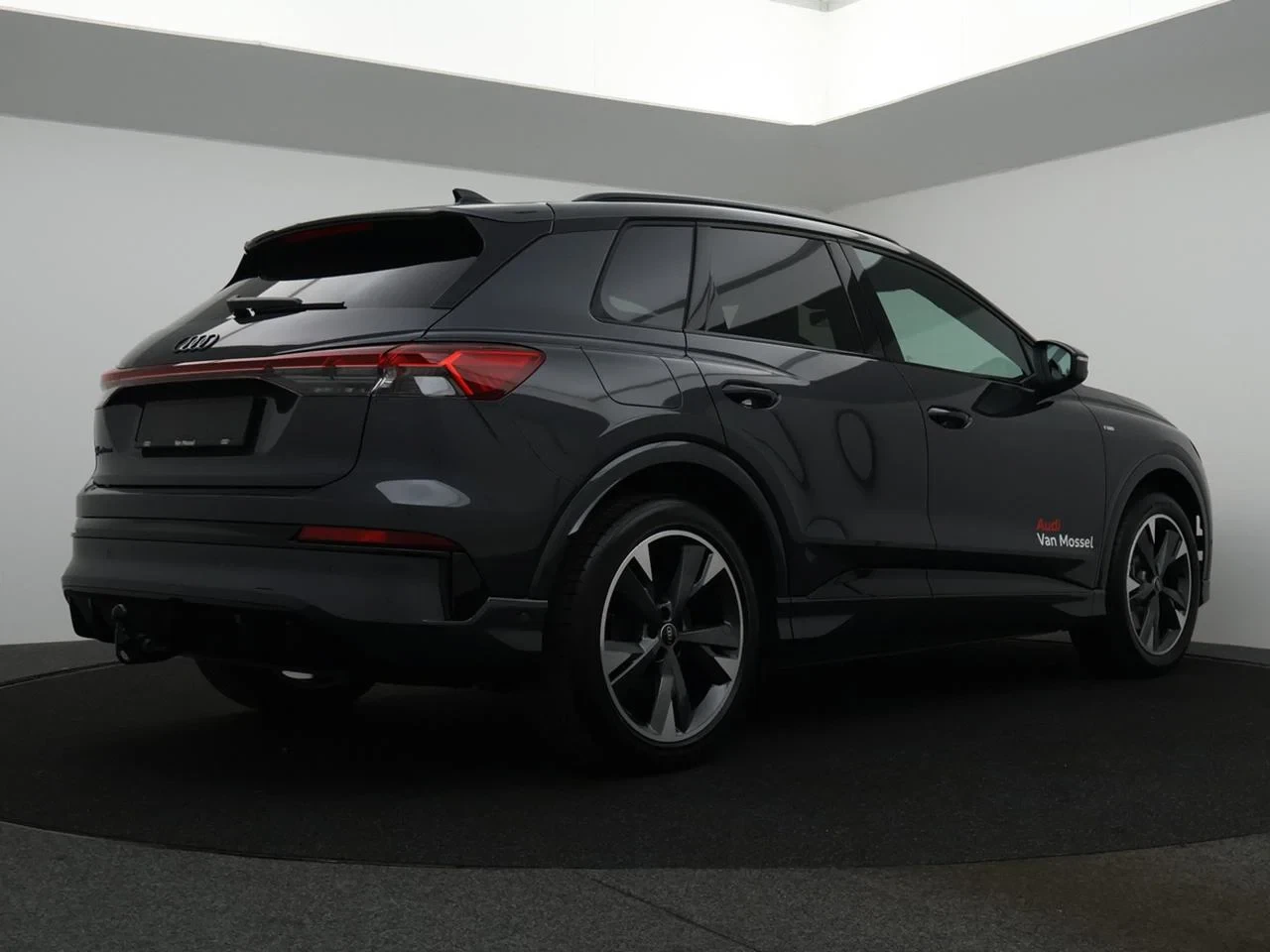 Audi-Q4 e-tron-image-1