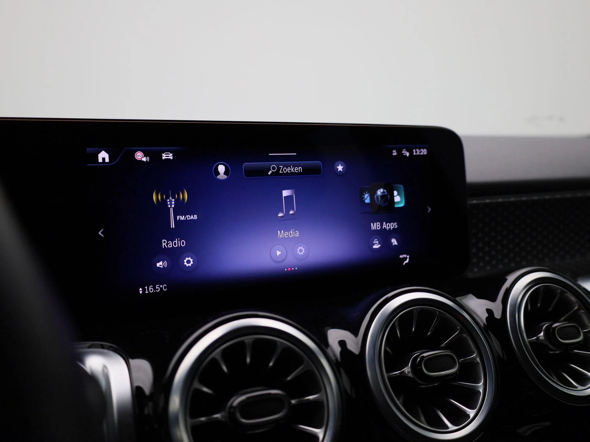 Mercedes-Benz-EQB-image-18