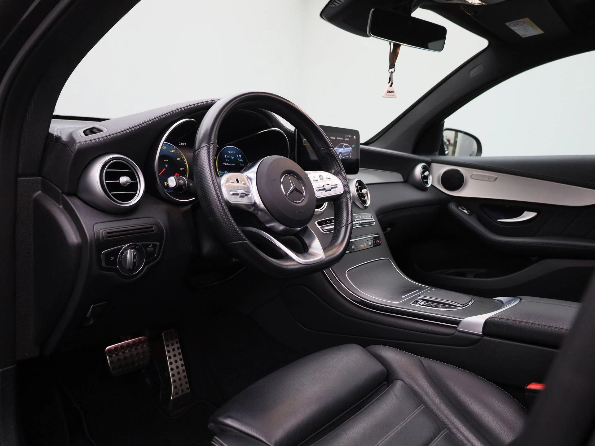 Mercedes-Benz-GLC-image-32