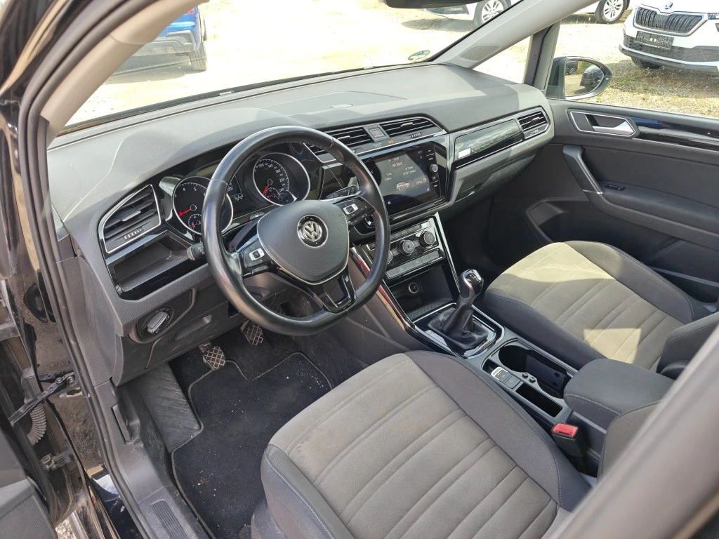 Volkswagen-Touran-image-4