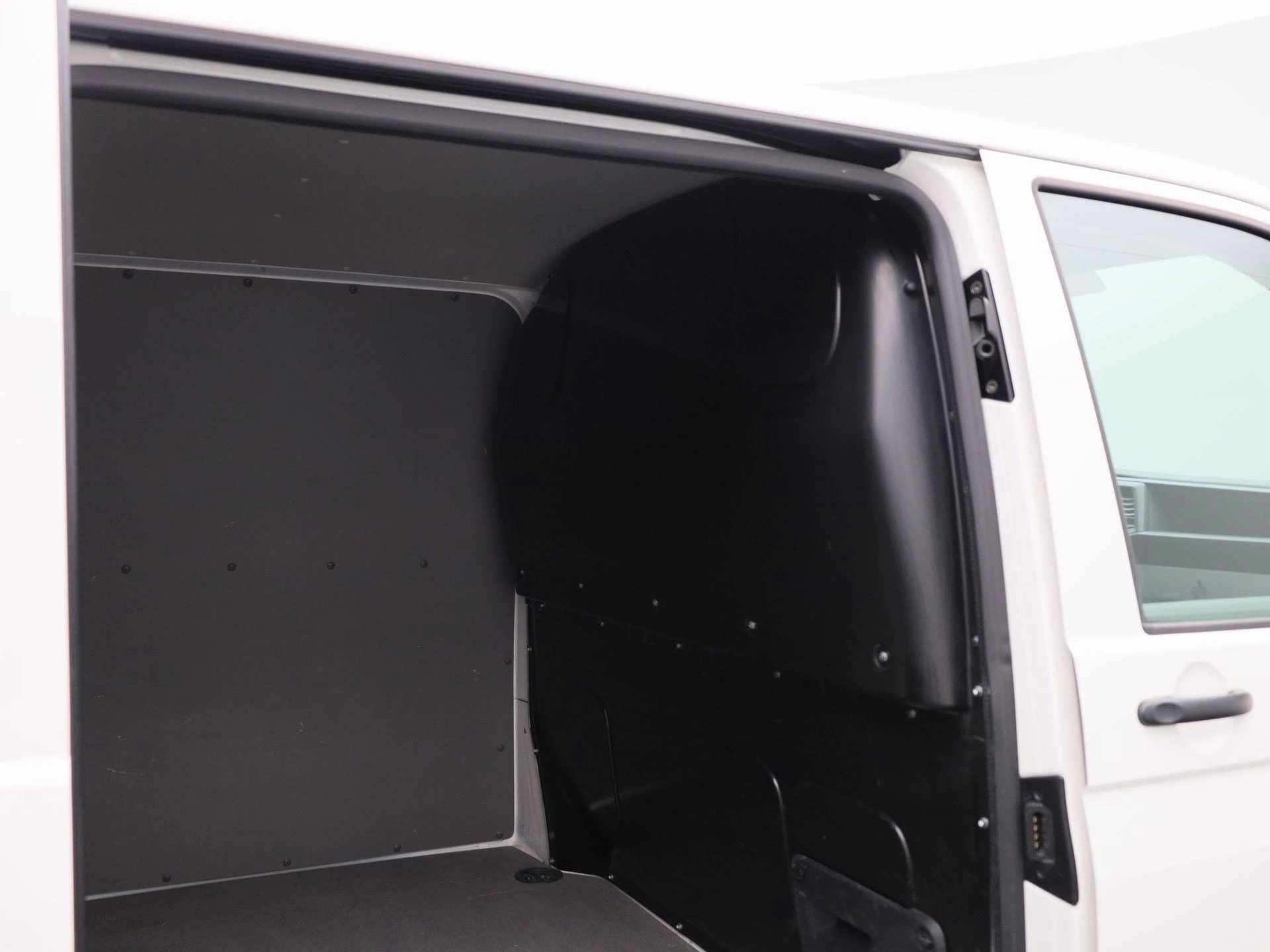 Volkswagen-Transporter-image-13