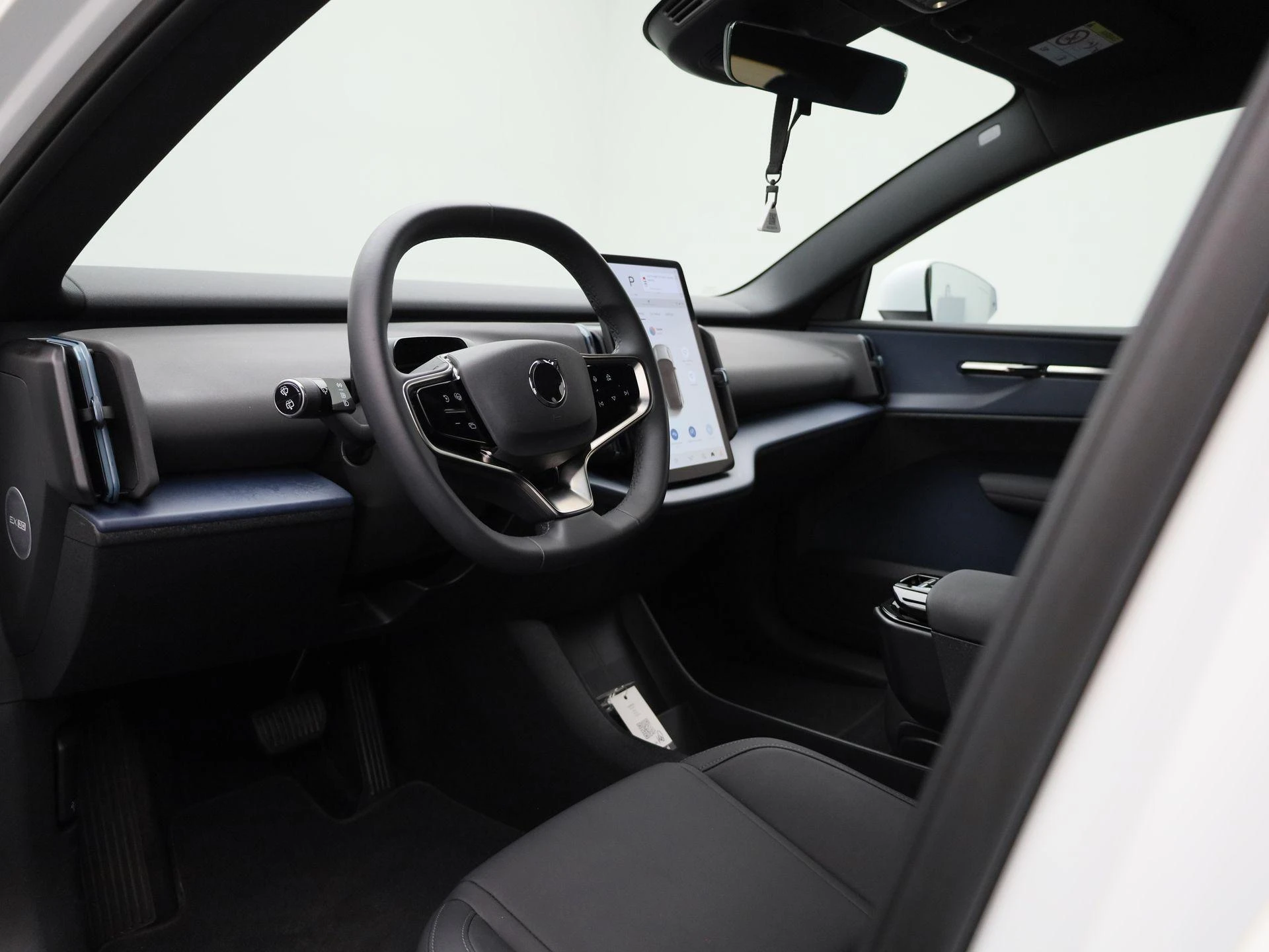 Volvo-EX30-image-25
