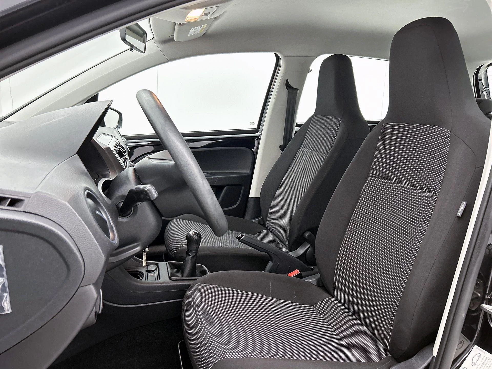 Volkswagen-up!-image-28