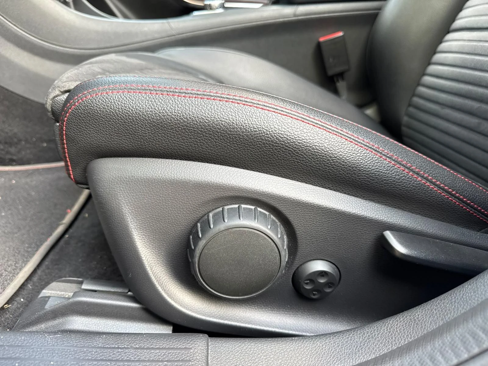 Mercedes-Benz-GLA-image-10