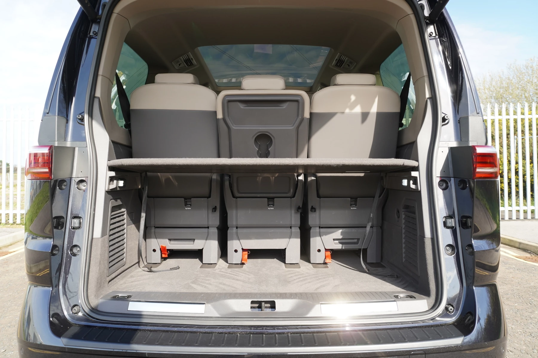 Volkswagen-Multivan-image-25