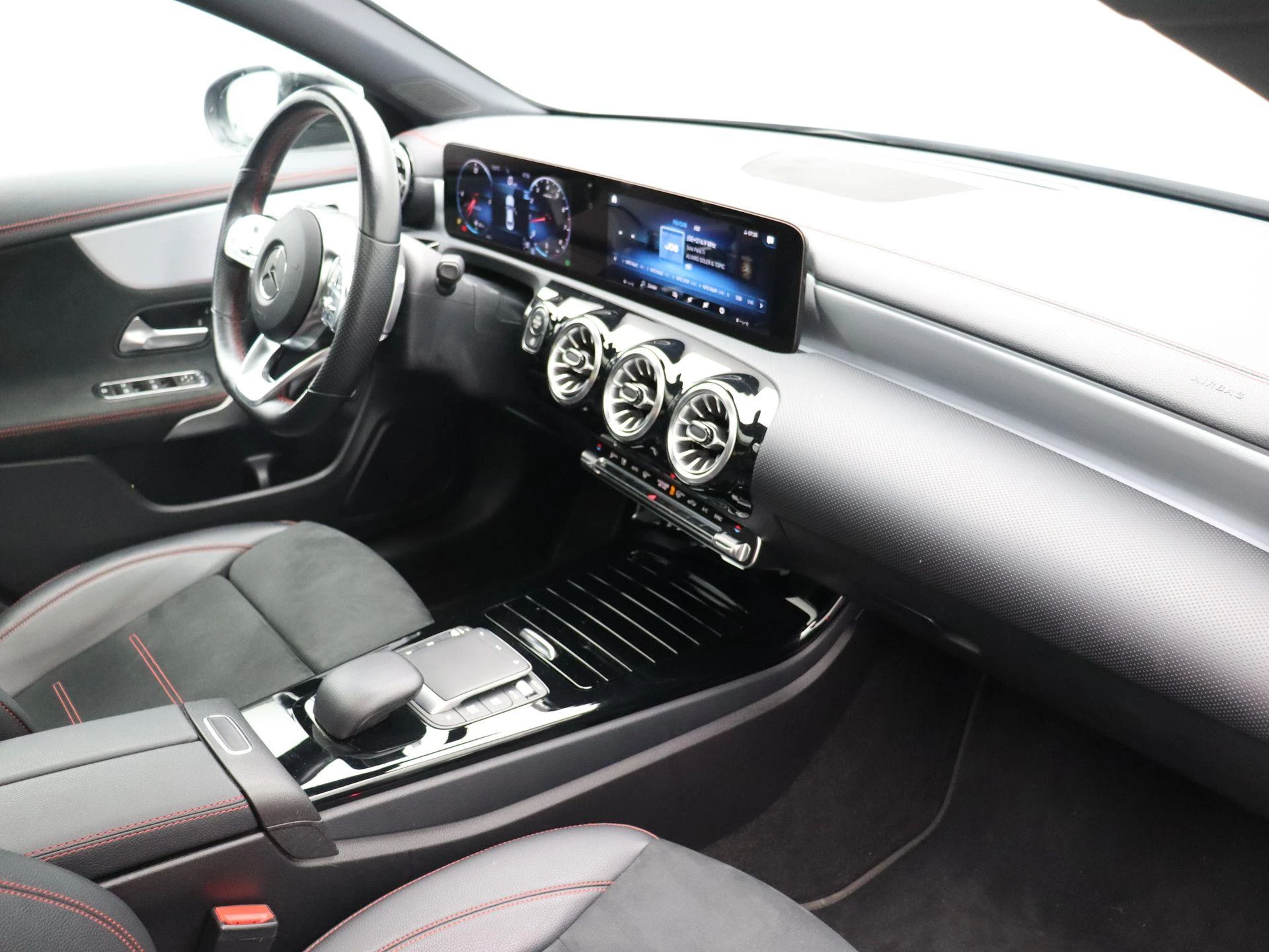 Mercedes-Benz CLA 180 AMG Line + PANORAMISCH DAK + MULTIBEAM LED +