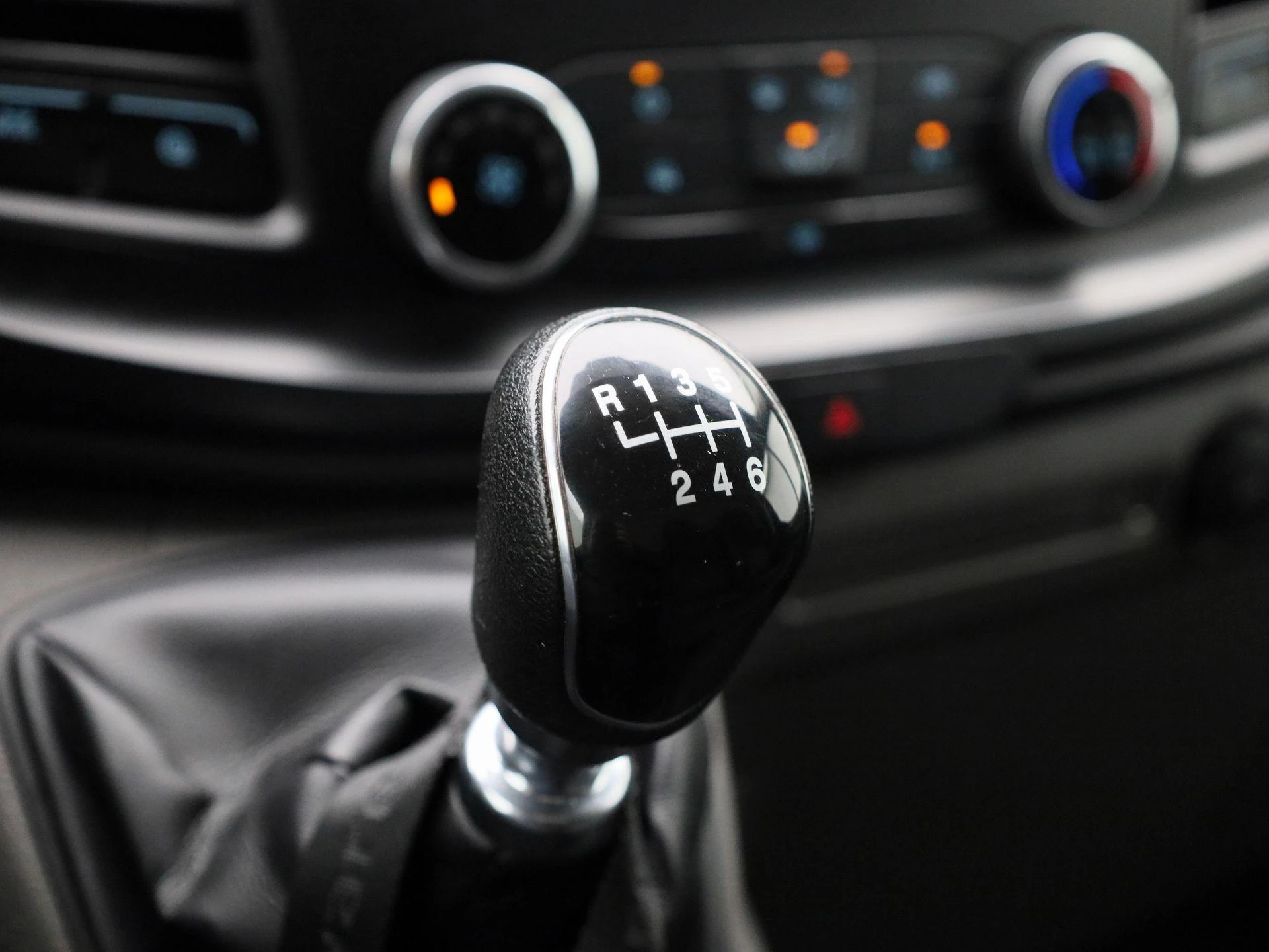 Ford-Transit Custom-image-9