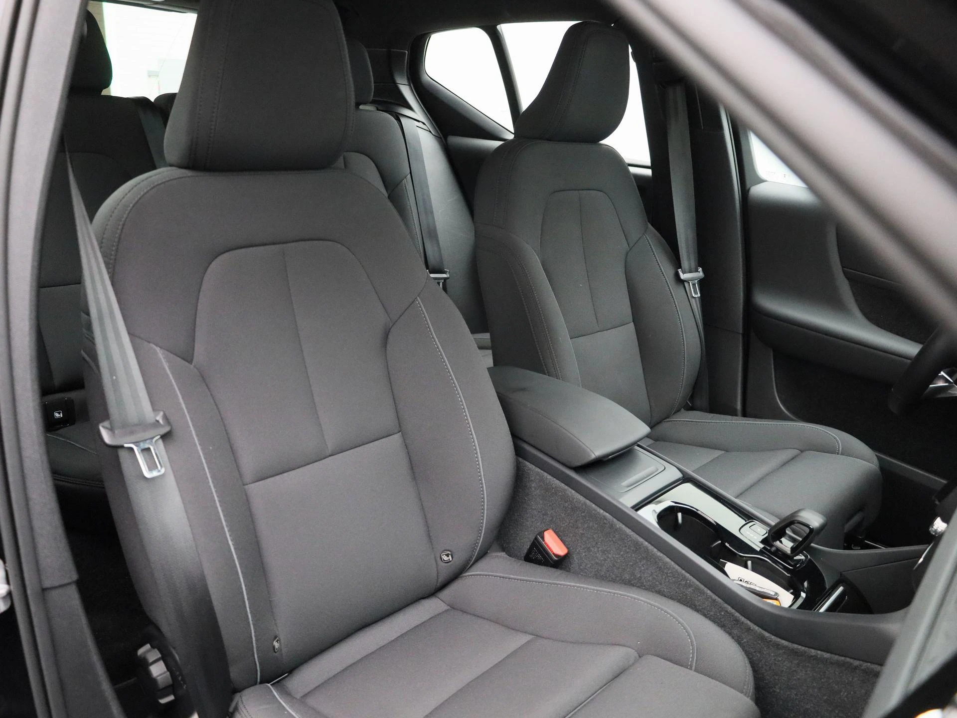 Volvo-EX40-image-32