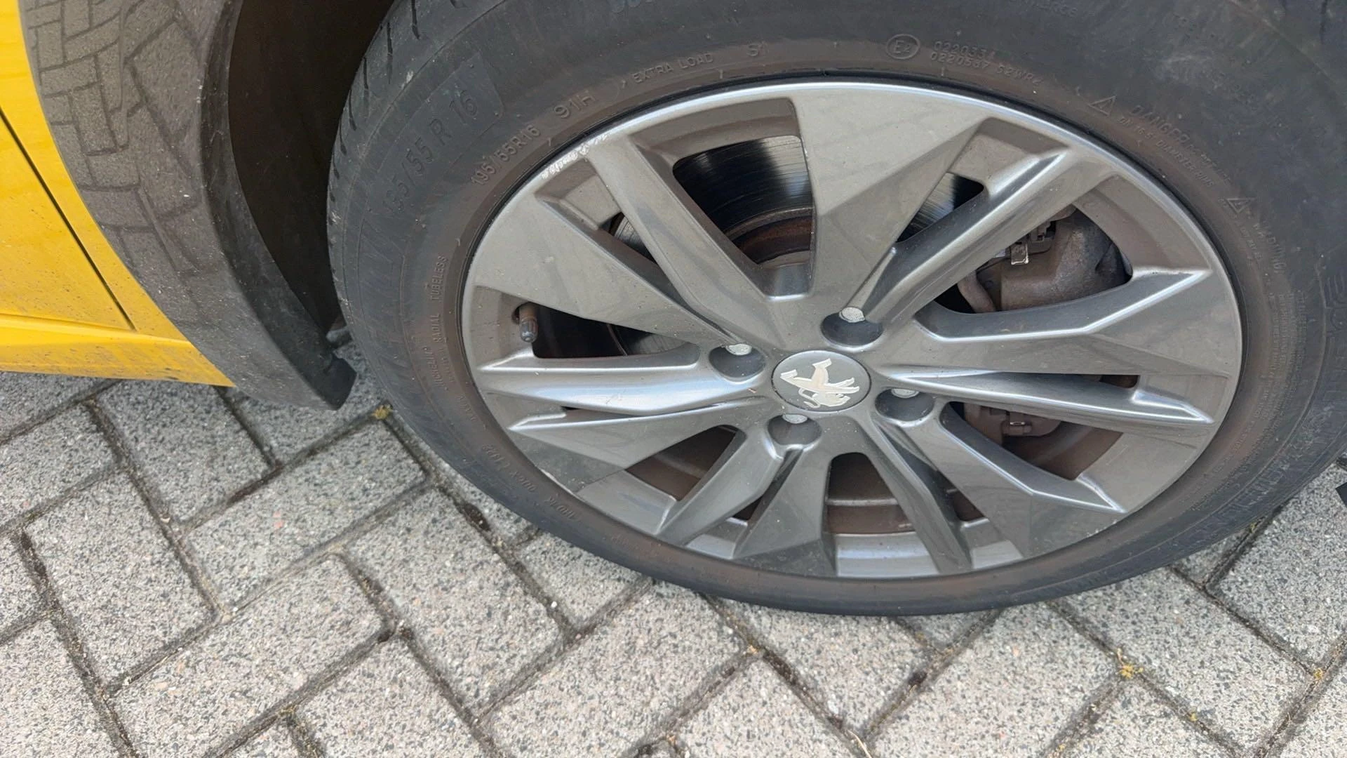 Peugeot-e-208-image-24