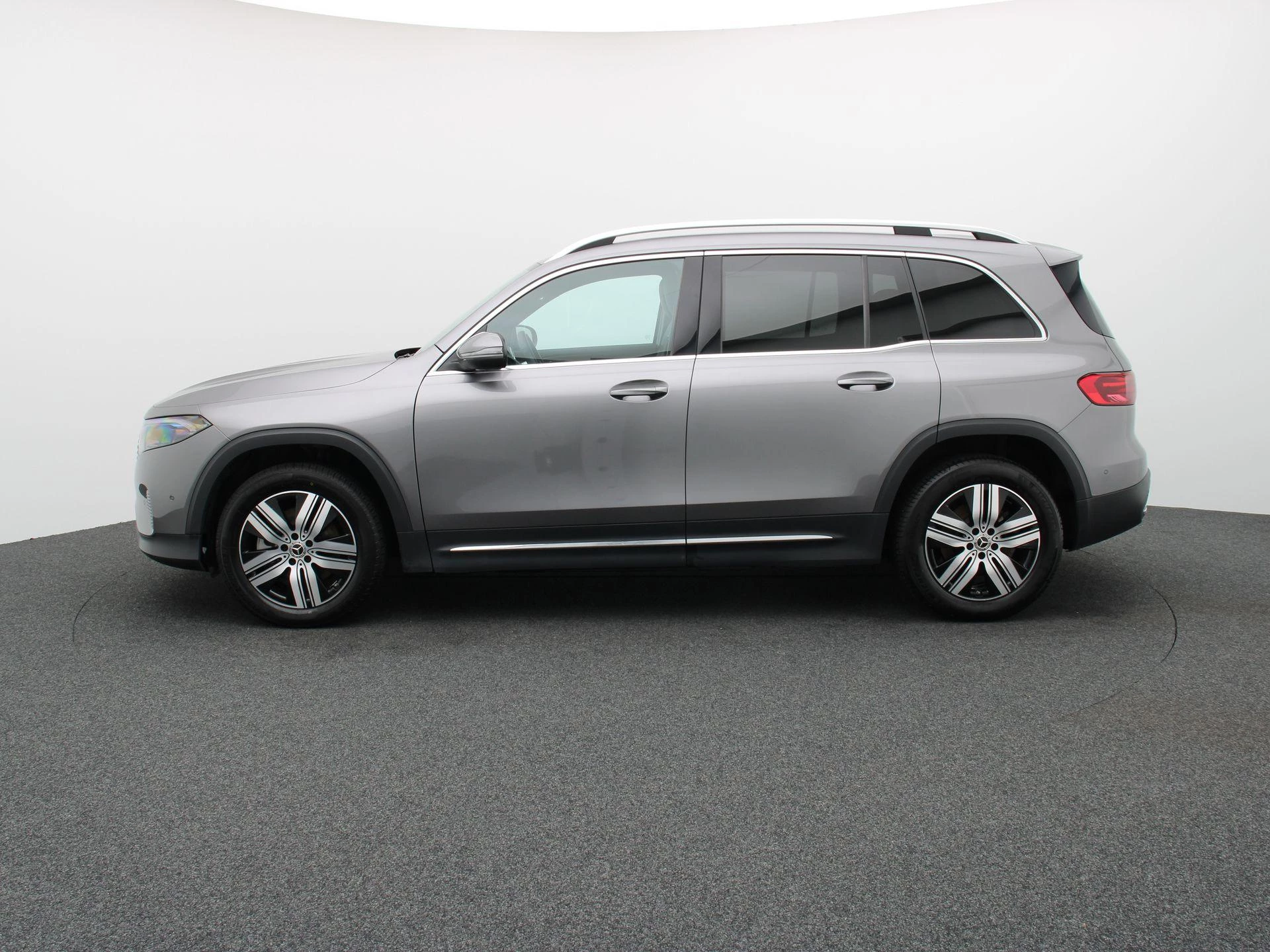 Mercedes-Benz-EQB-image-3