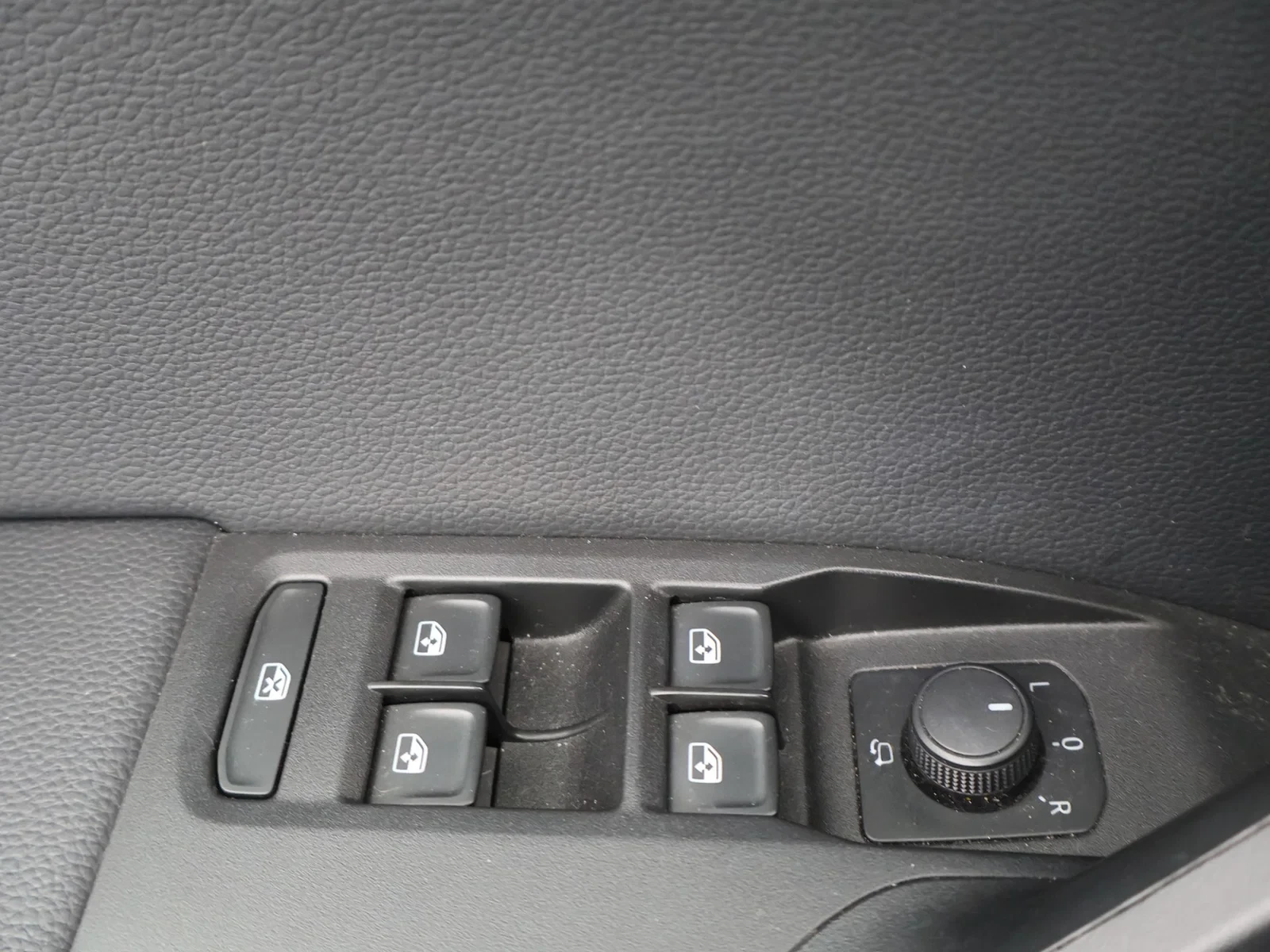 SEAT-Arona-image-18