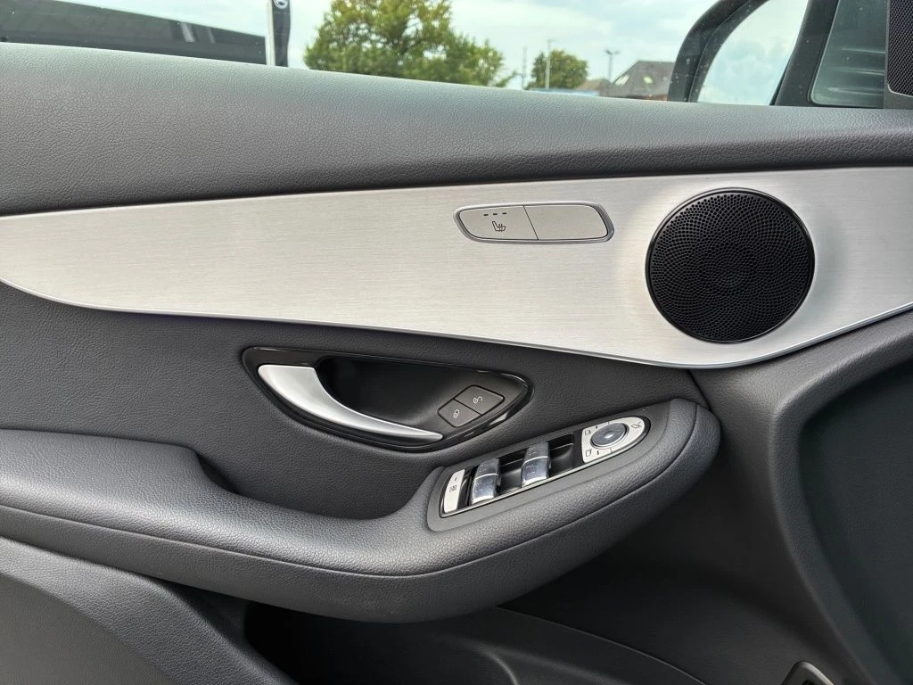 Mercedes-Benz-GLC 300 de-image-8