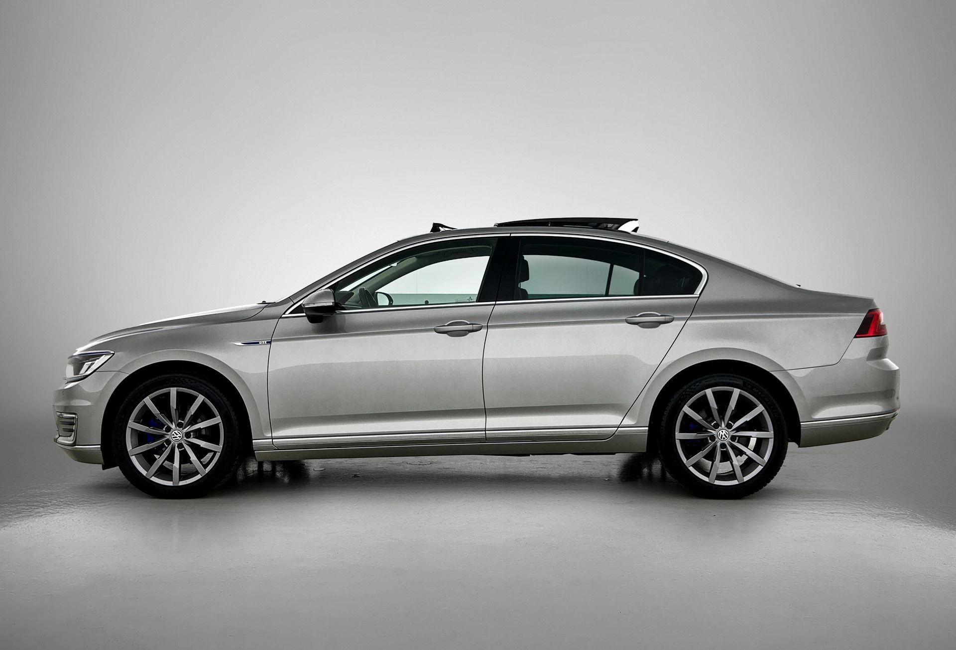 Volkswagen-Passat-image-1