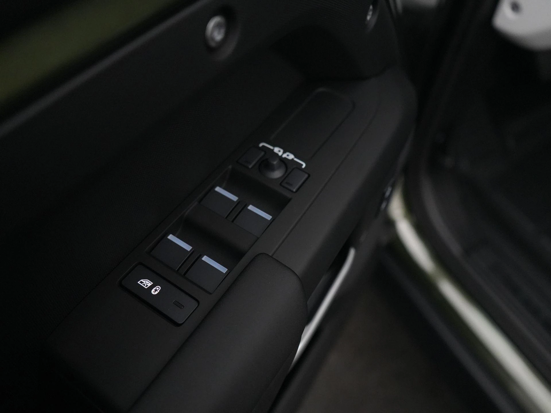 Land Rover-Defender-image-27