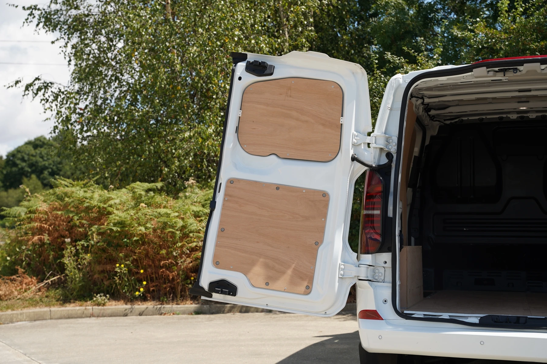 Volkswagen-Transporter-image-28