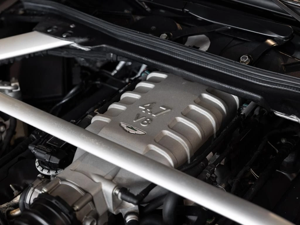Aston Martin-V8 Vantage-image-18