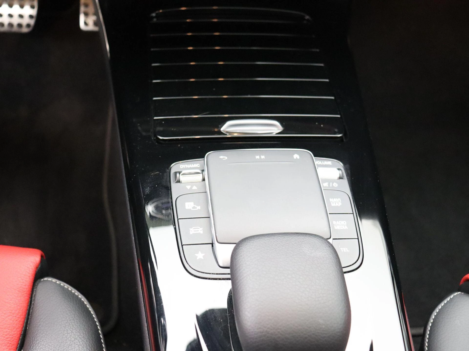 Mercedes-Benz CLA 250 e AMG Line + LEDER + CARPLAY + PANO DAK + HEAD UP + MULTIBEAM