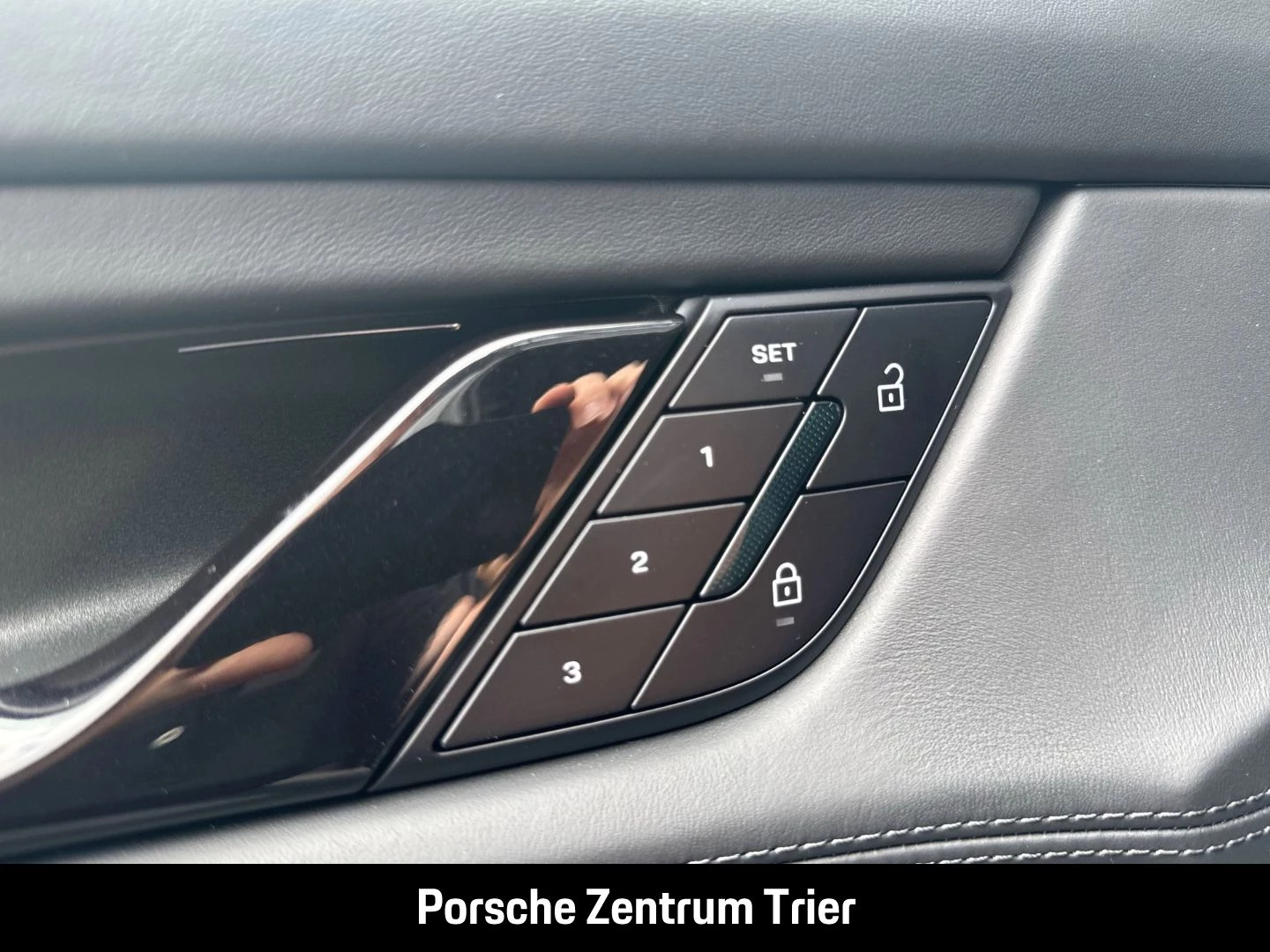 Porsche Taycan Sport Turismo Black Edition HA-Lenkung black edition