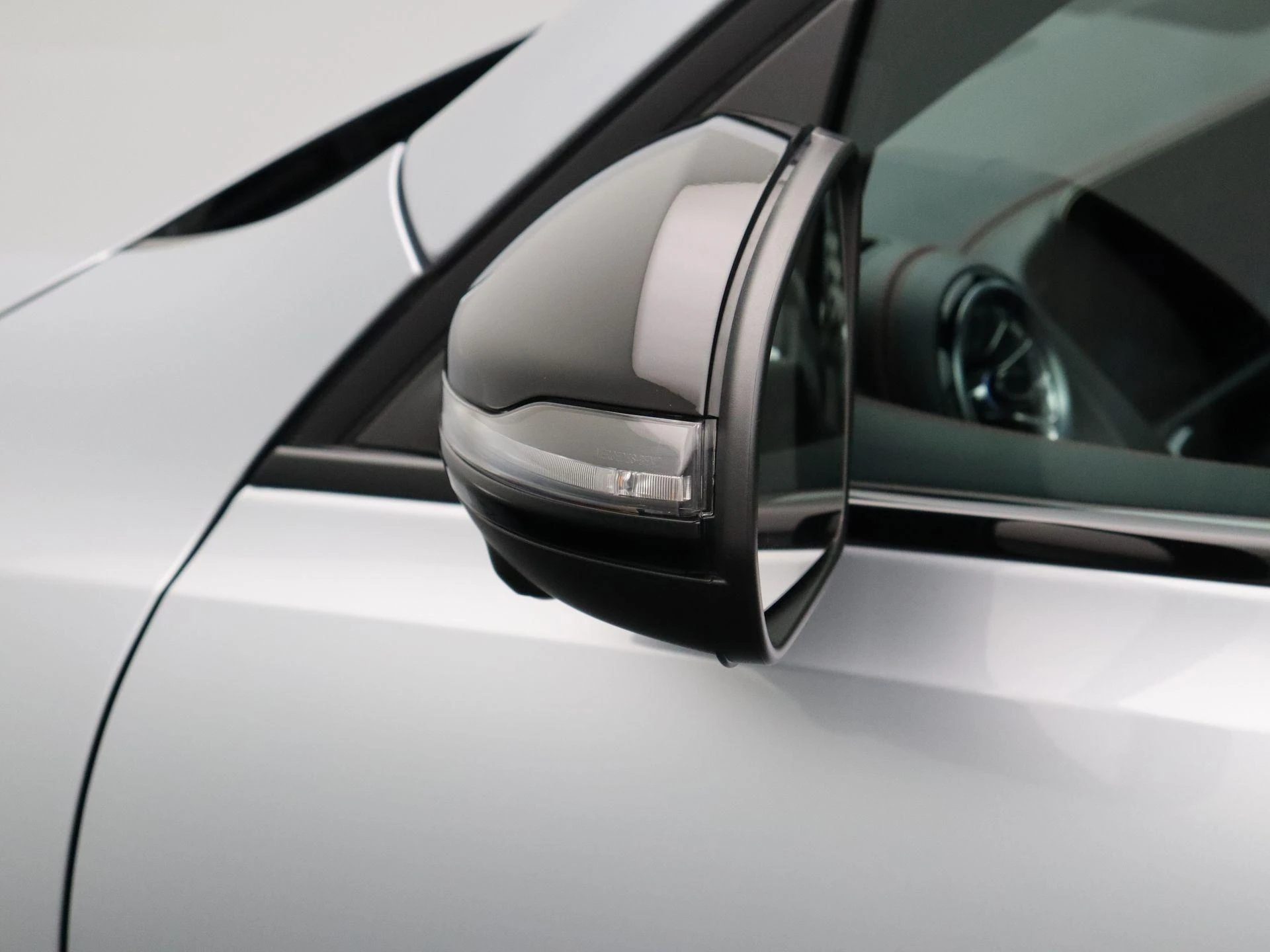 Mercedes-Benz-EQB-image-7