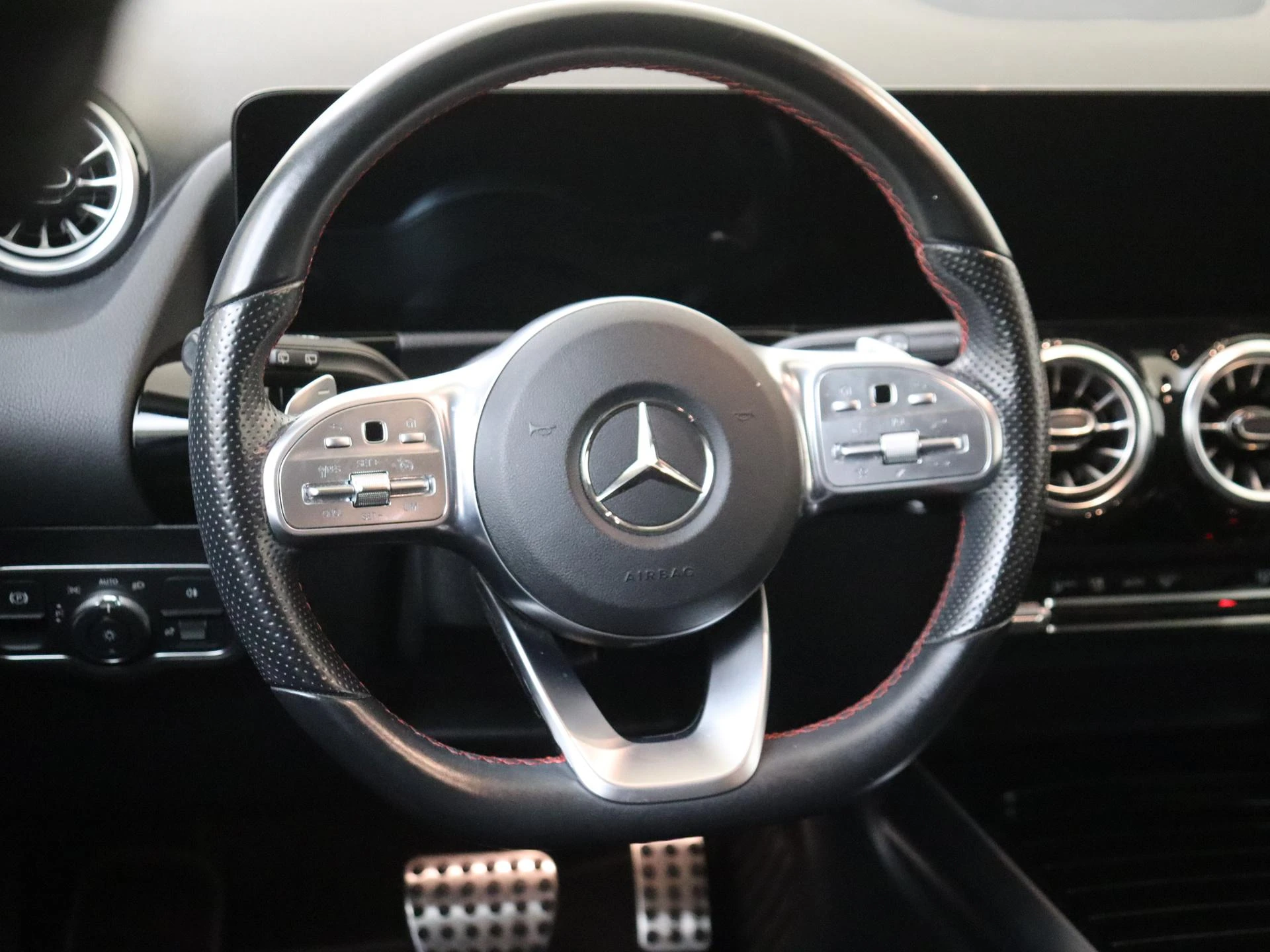 Mercedes-Benz-GLA-image-9