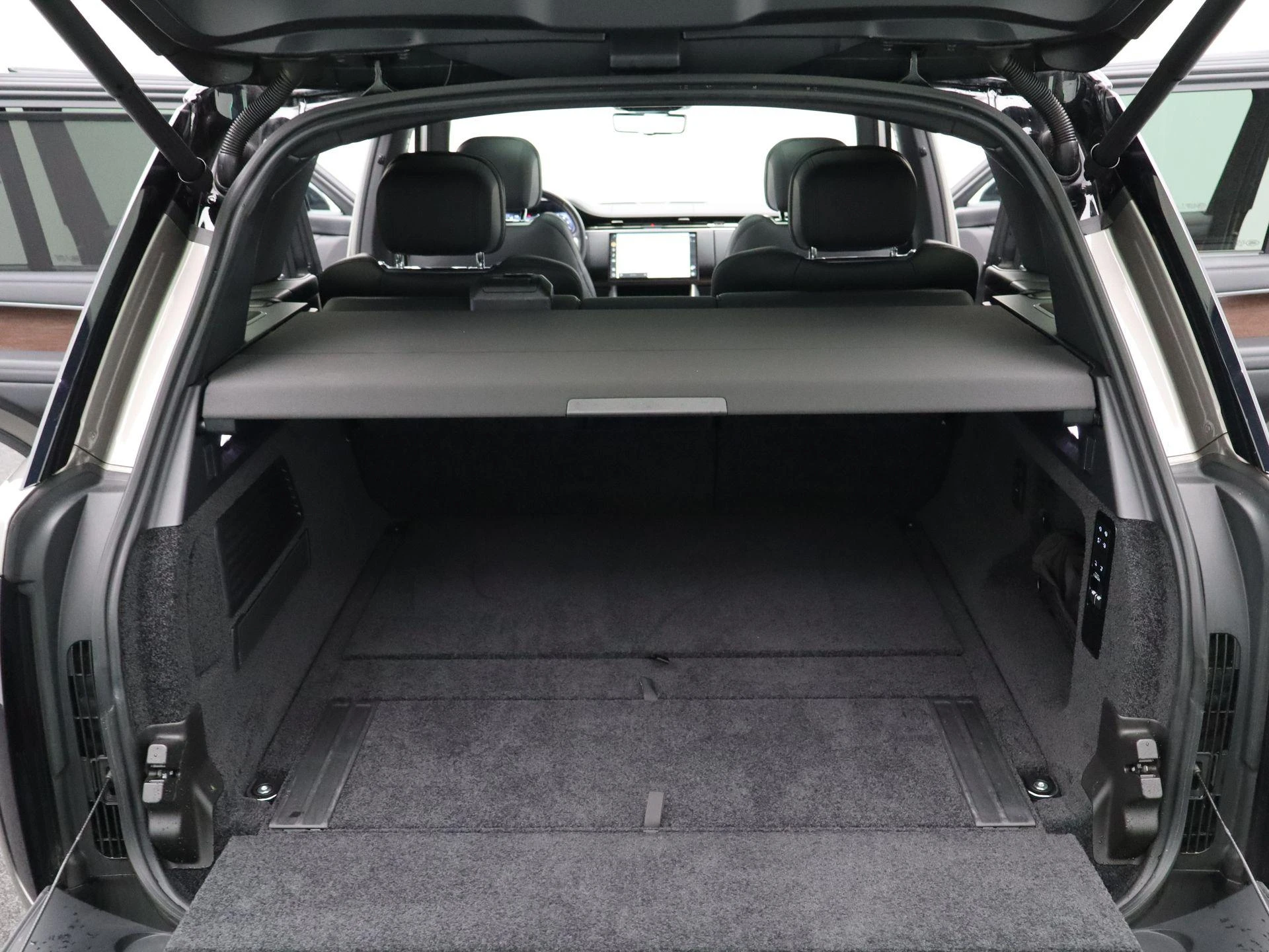 Land Rover-Range Rover-image-31