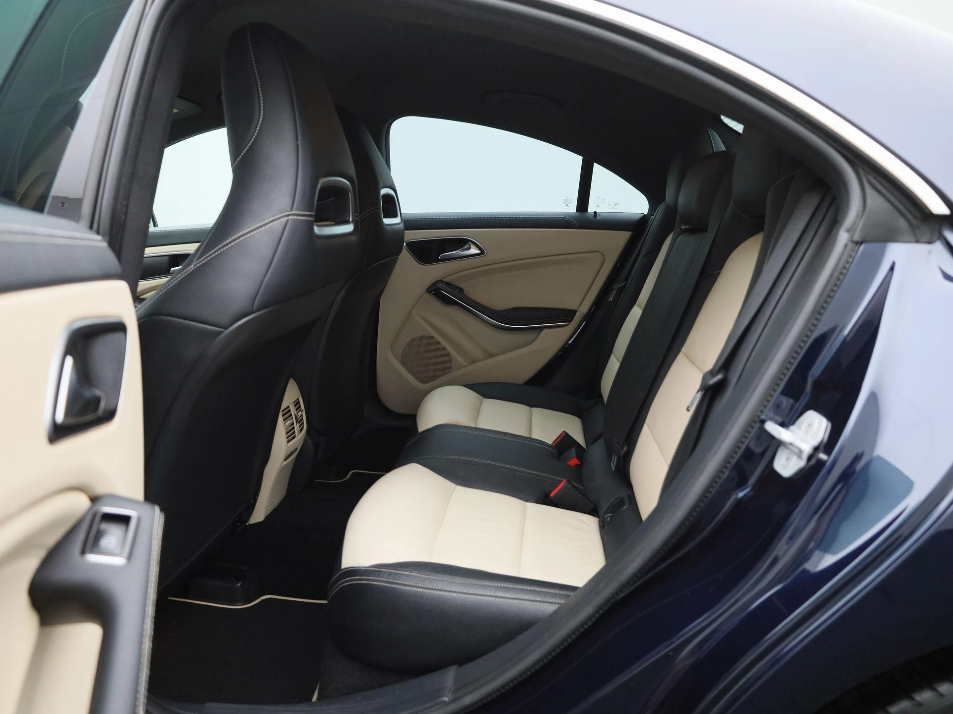 Mercedes-Benz-CLA-image-12