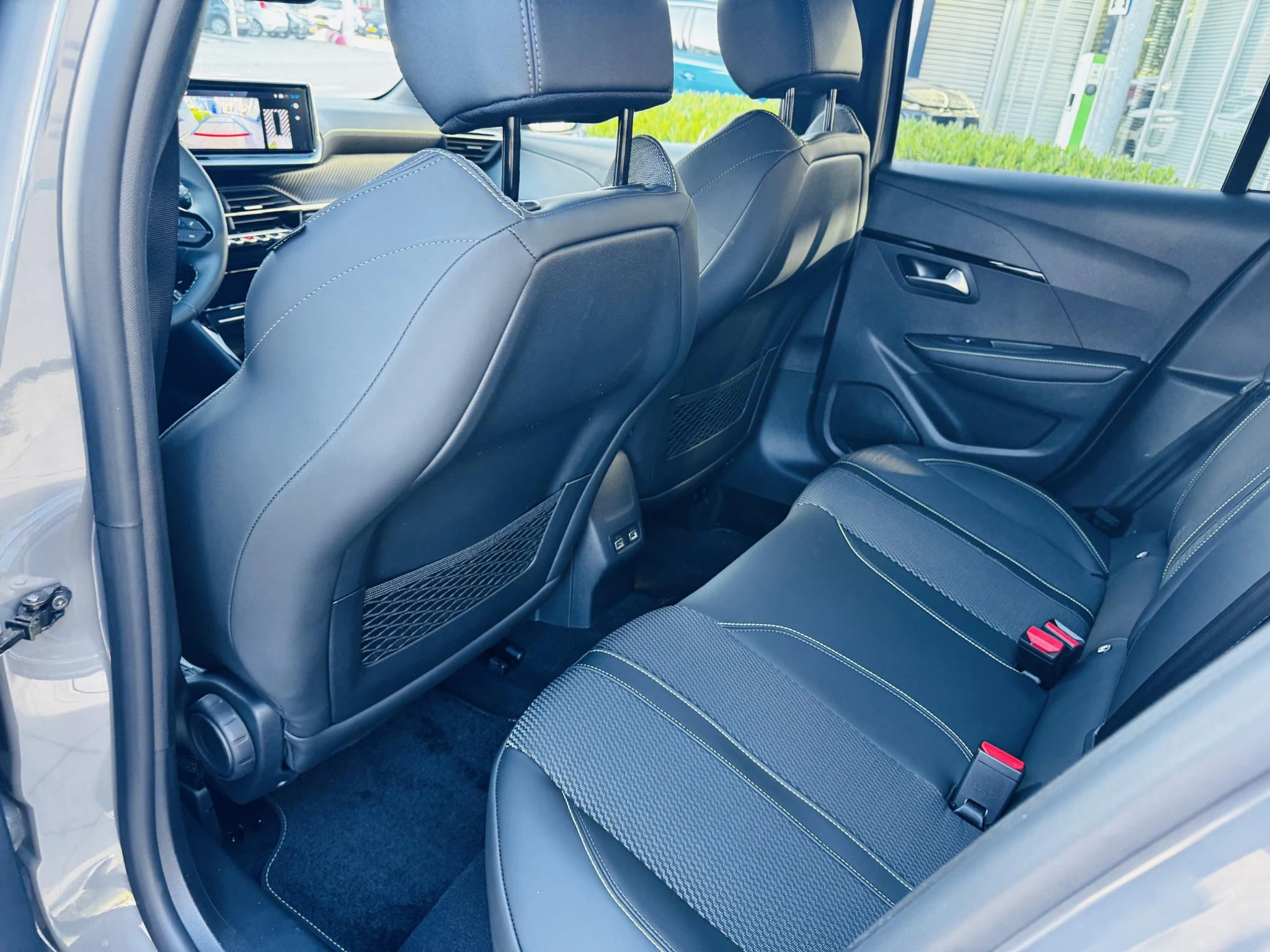 Peugeot-208-image-23