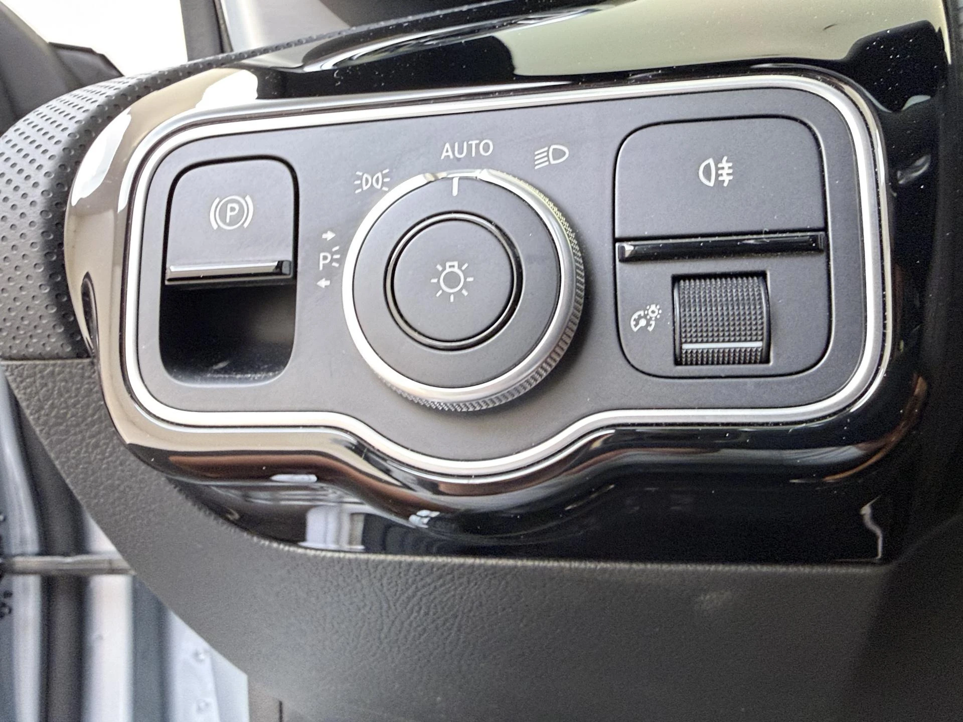 Mercedes-Benz-CLA-image-25