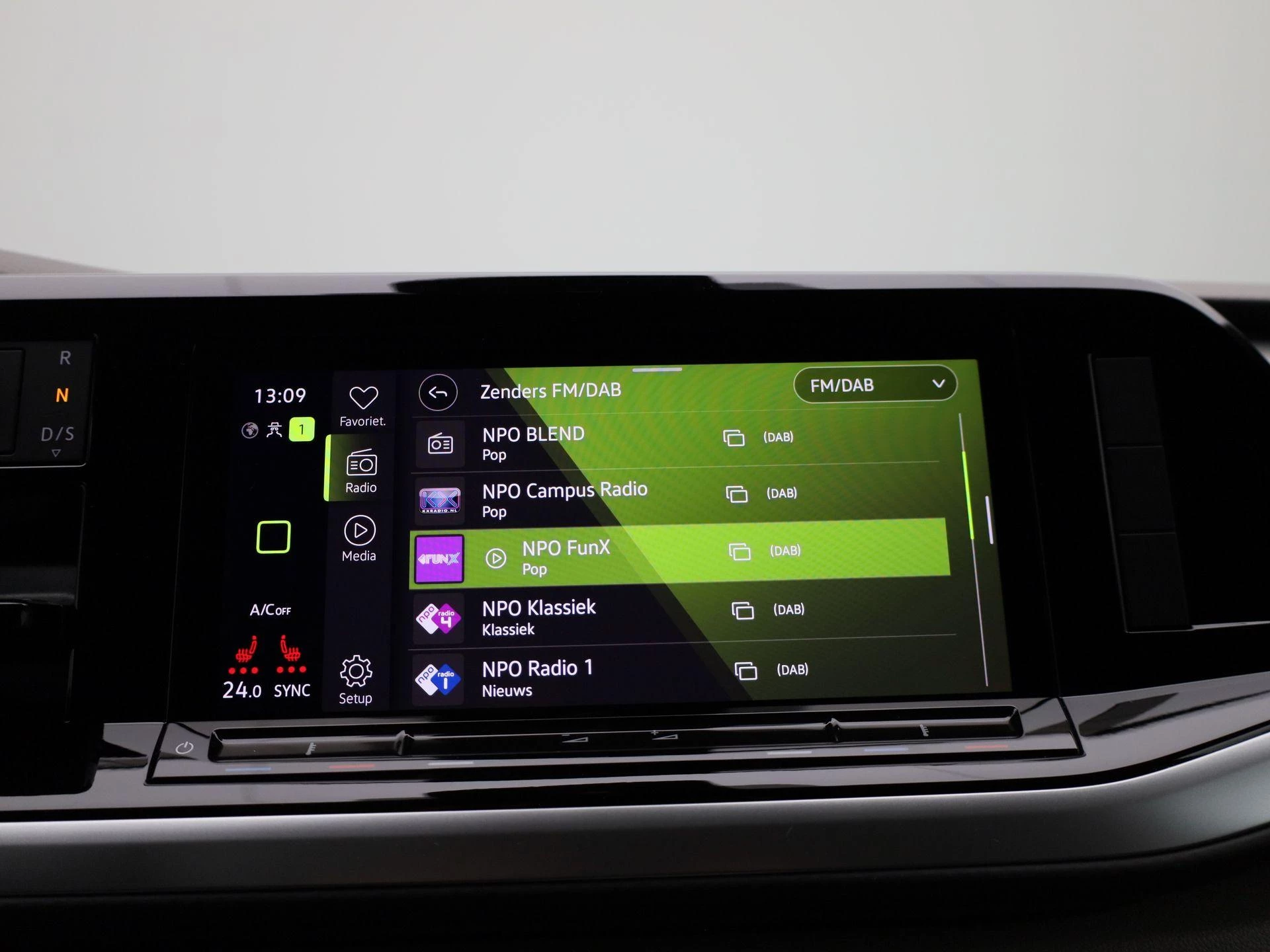 Volkswagen-Multivan-image-22